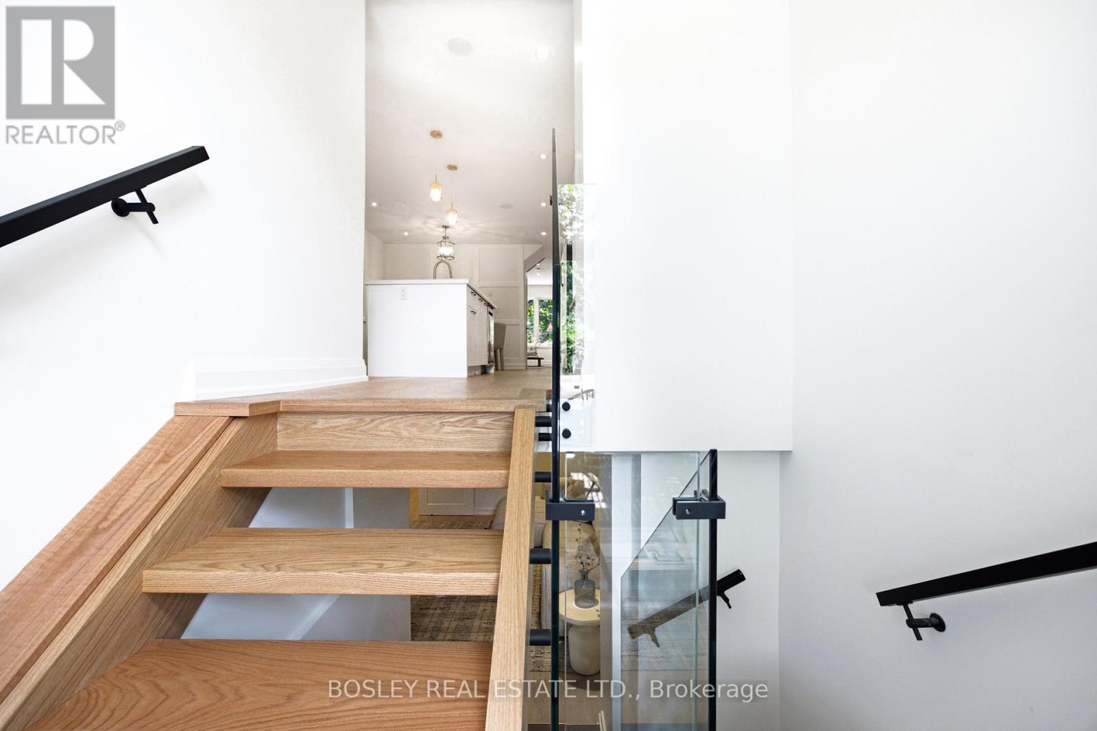 28 Richard Avenue, Toronto, Ontario  M4L 1W9 - Photo 14 - E13529408