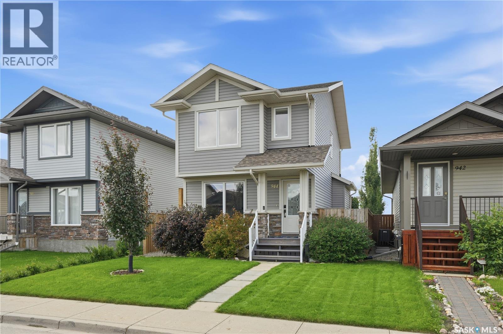 944 Glenview Cove, Martensville, Saskatchewan  S0K 0A2 - Photo 2 - SK041799