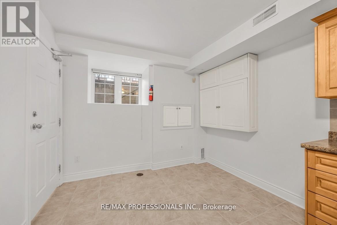 Lower - 213 Major Street, Toronto, Ontario  M5S 2L4 - Photo 5 - C13544122