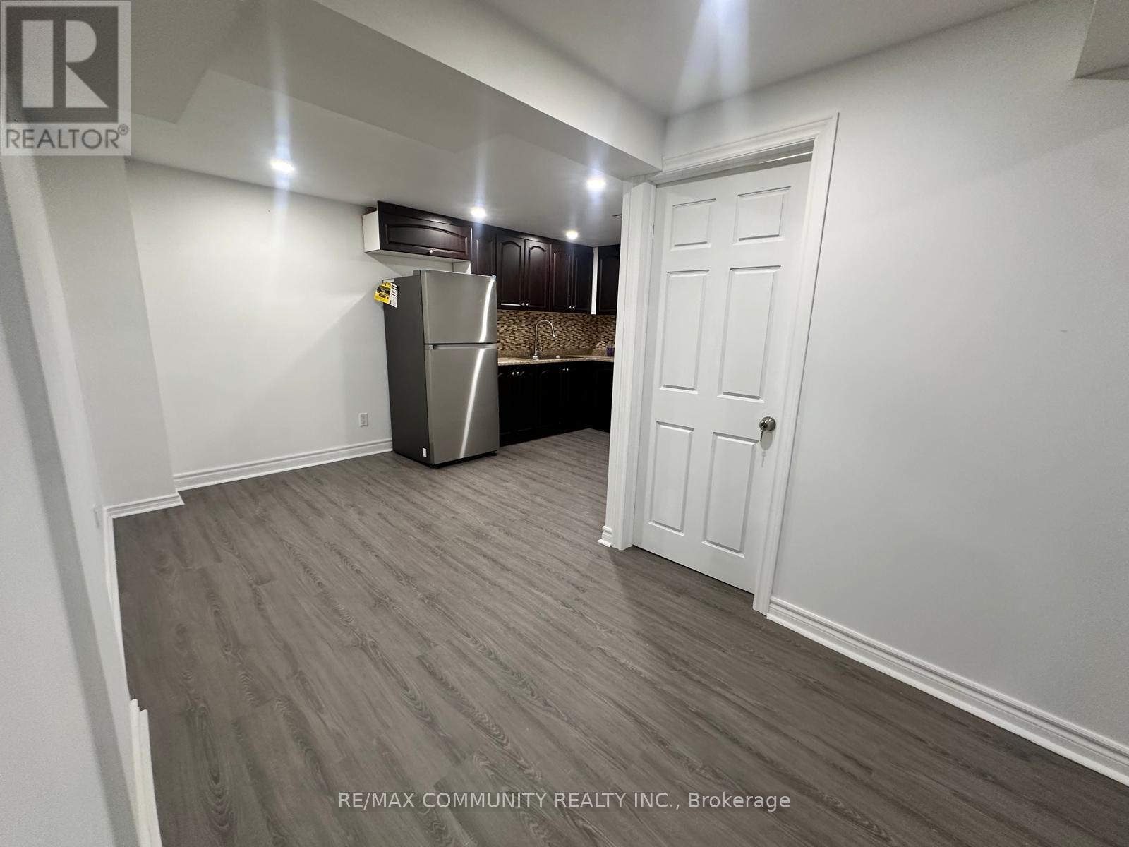 18 Hearth Place, Toronto, Ontario  M1C 0C4 - Photo 3 - E13544150