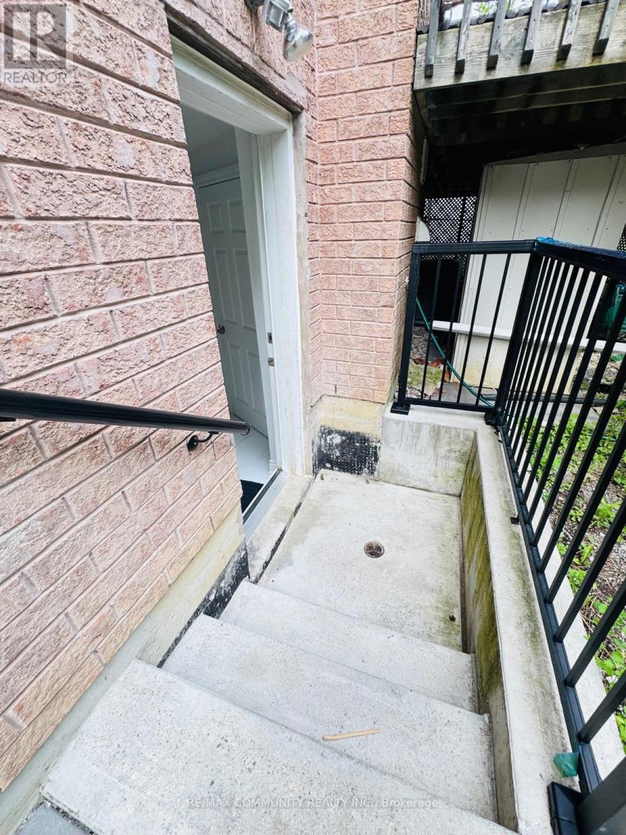 933 Red Deer Avenue, Oshawa, Ontario L1K 0C4 - Photo 4 - E13544268