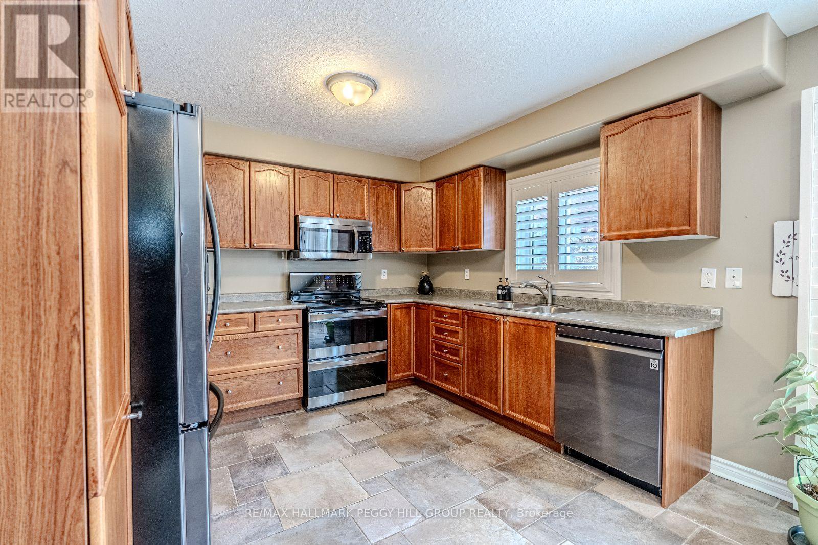 35 Benjamin Lane, Barrie, Ontario  L4N 0S2 - Photo 2 - S13544248