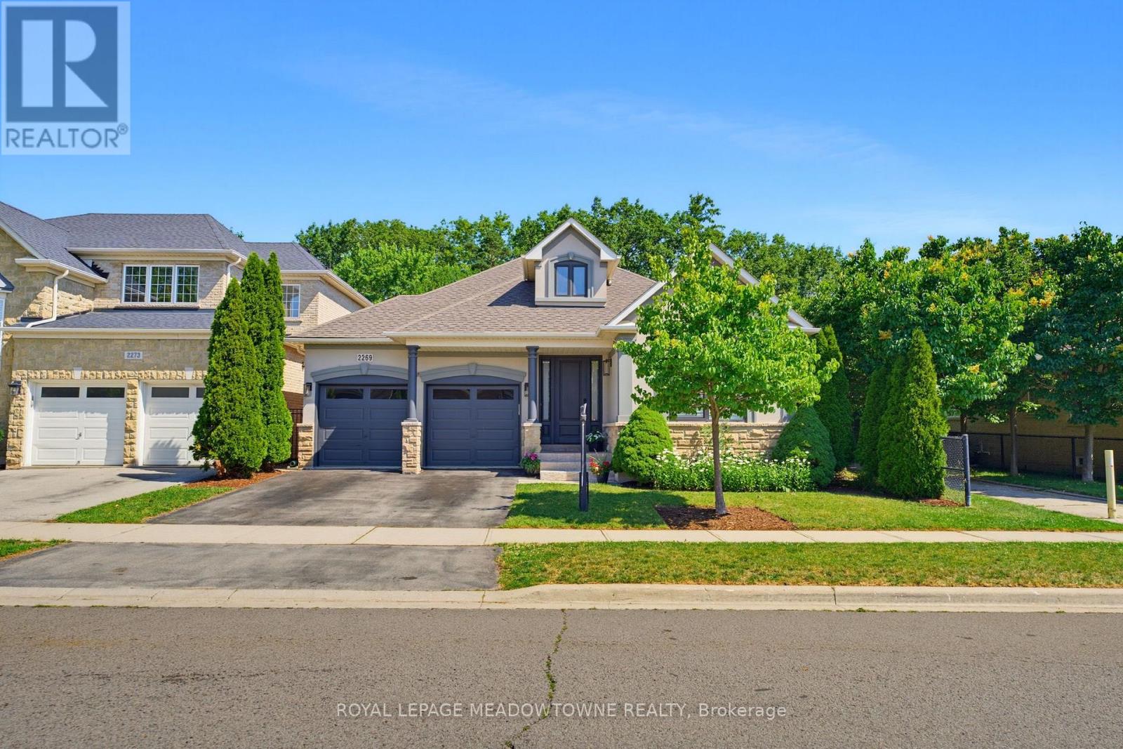 2269 Wuthering Heights Way, Oakville, Ontario  L6M 0A6 - Photo 2 - W13544416
