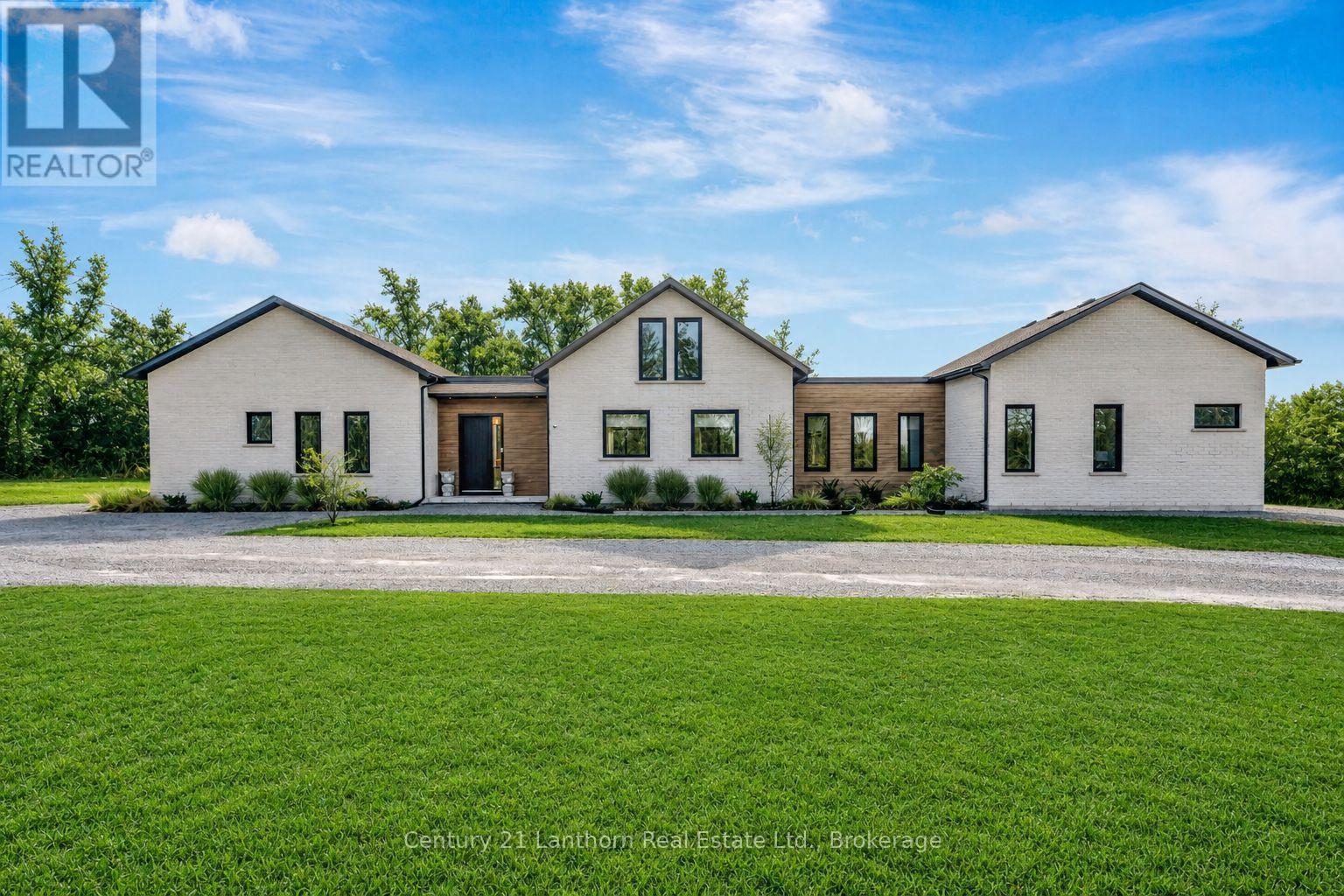 19485 LOYALIST PARKWAY, Prince Edward County, Ontario