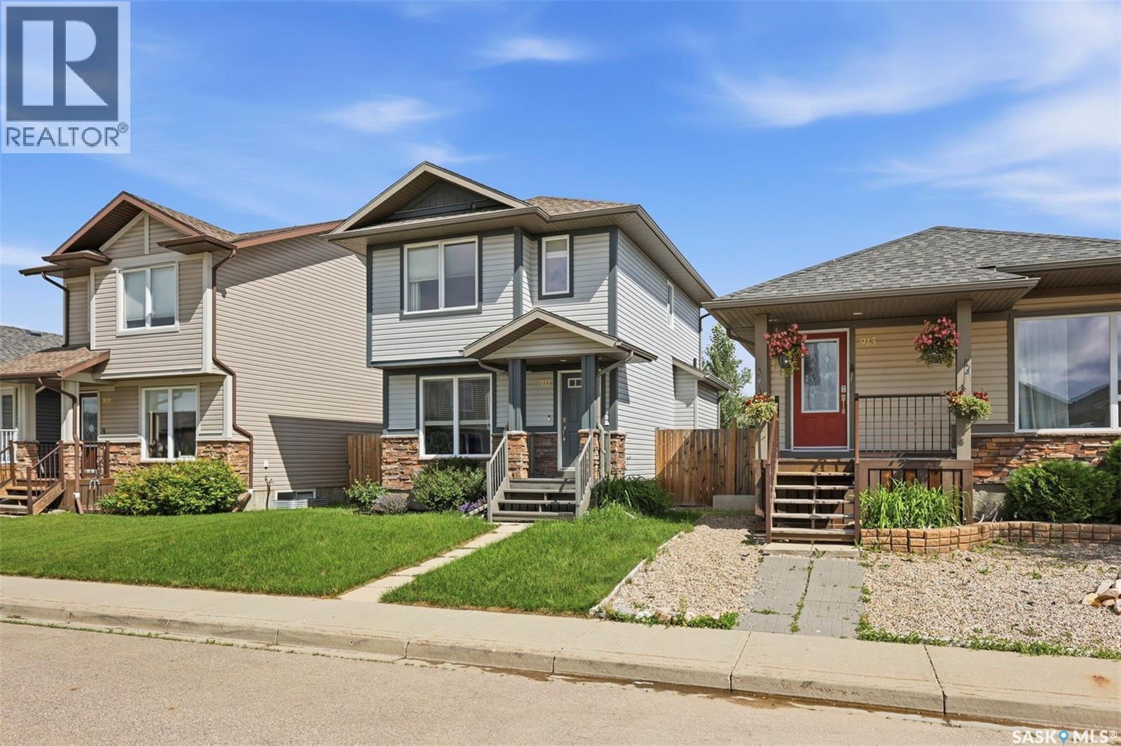911 Glenview Cove, Martensville, Saskatchewan  S0K 0A2 - Photo 2 - SK042114
