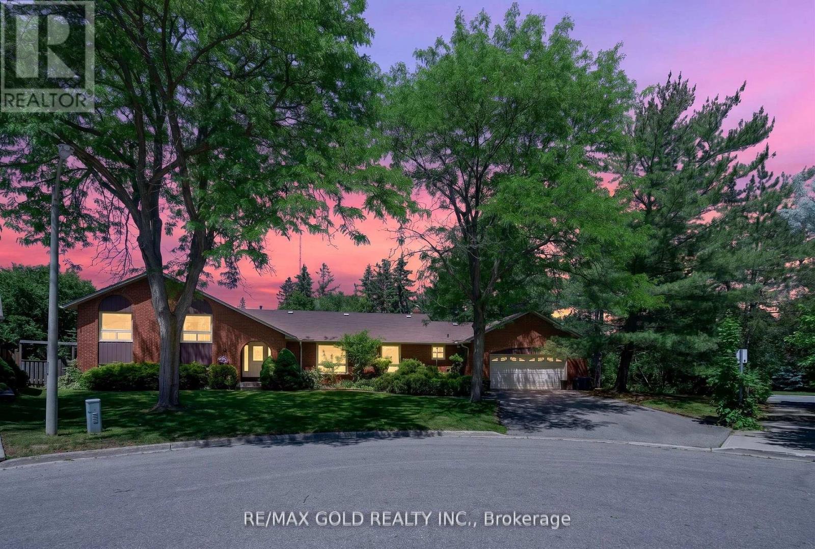 14 CAIRNMORE COURT, Brampton (Snelgrove)