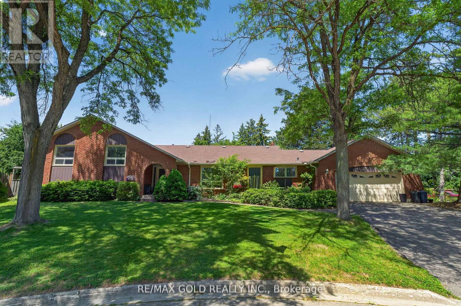 14 Cairnmore Court, Brampton, Ontario L6Z 1T6 - Photo 2 - W13544516
