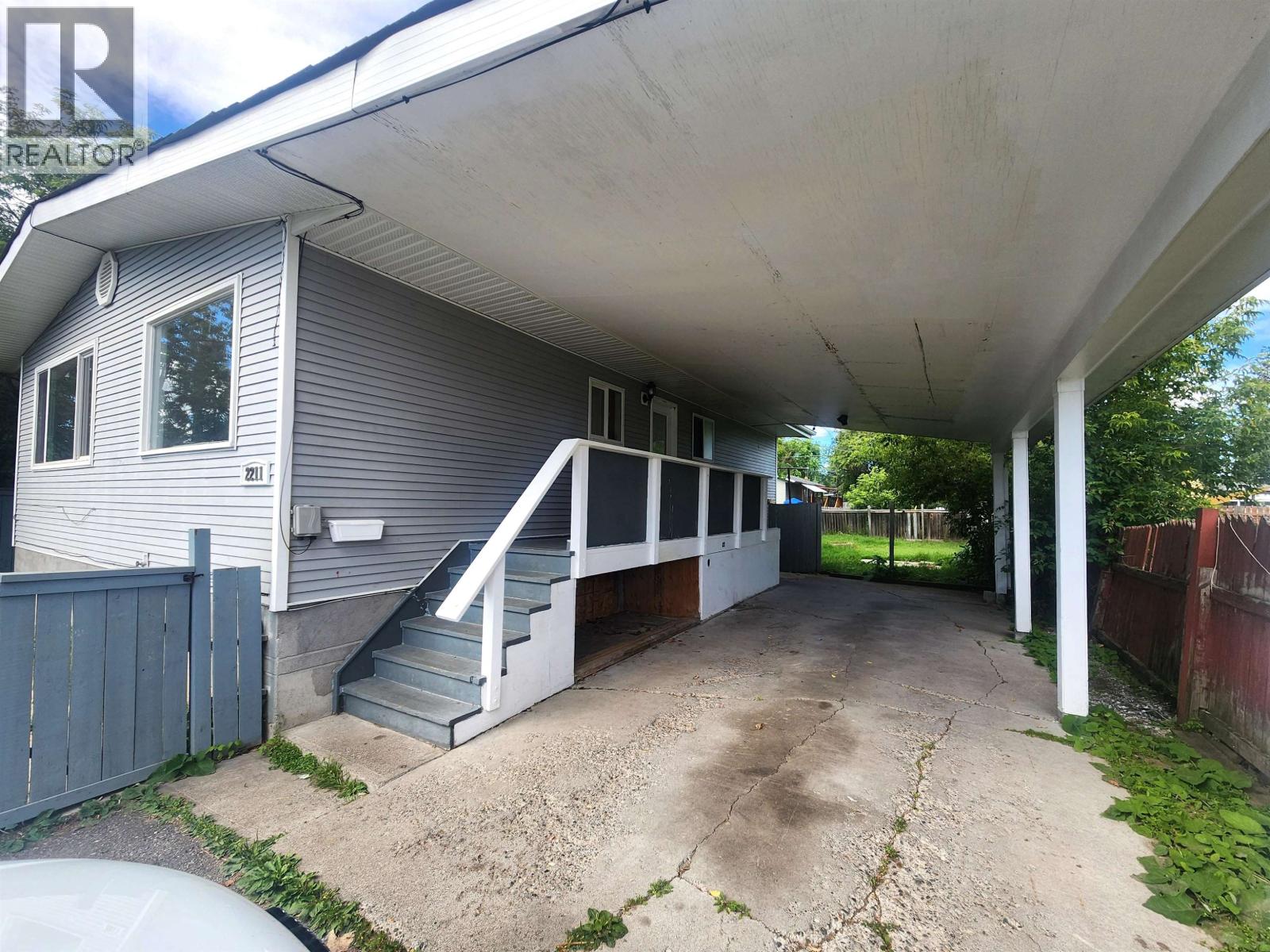 2211 Oak Street, Prince George, British Columbia  V2L 1Z9 - Photo 2 - R3144244