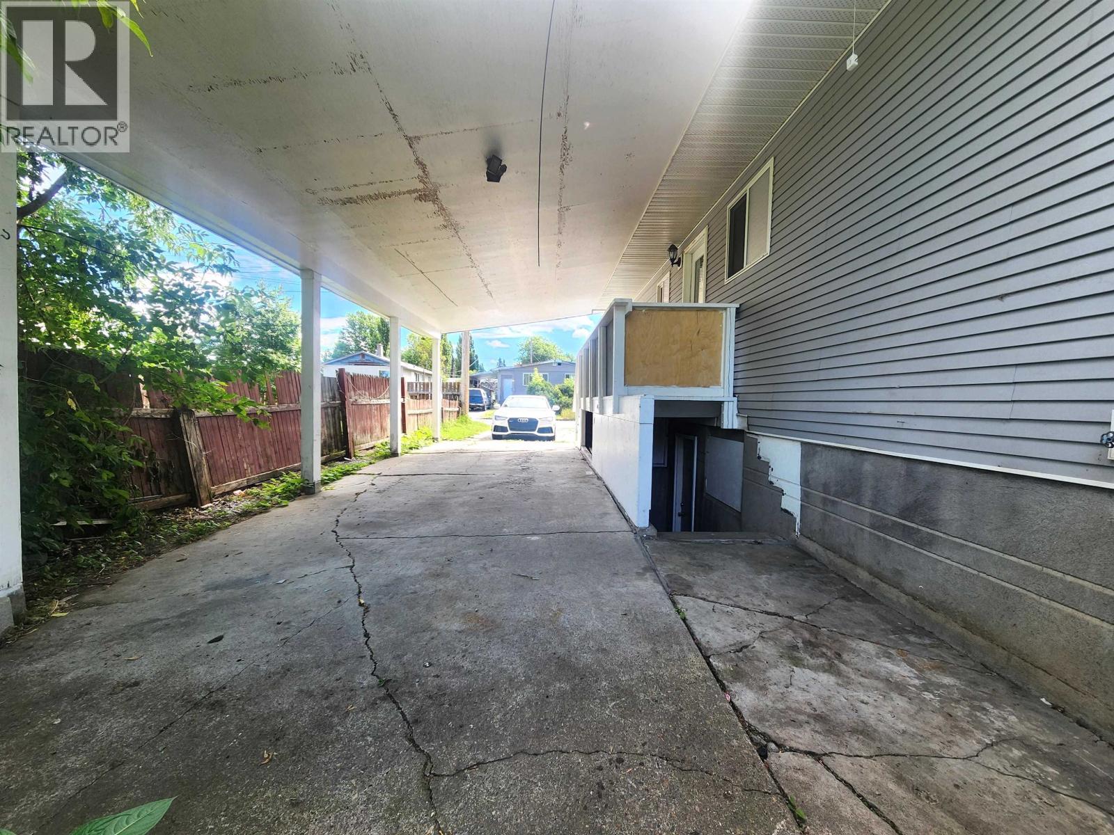 2211 Oak Street, Prince George, British Columbia  V2L 1Z9 - Photo 3 - R3144244
