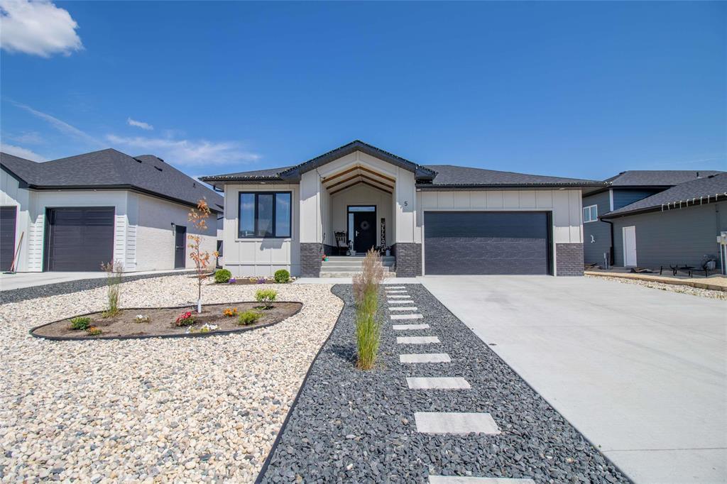5 Bentley Bay, Steinbach, Manitoba  R5G 2Y5 - Photo 0 - 202613097