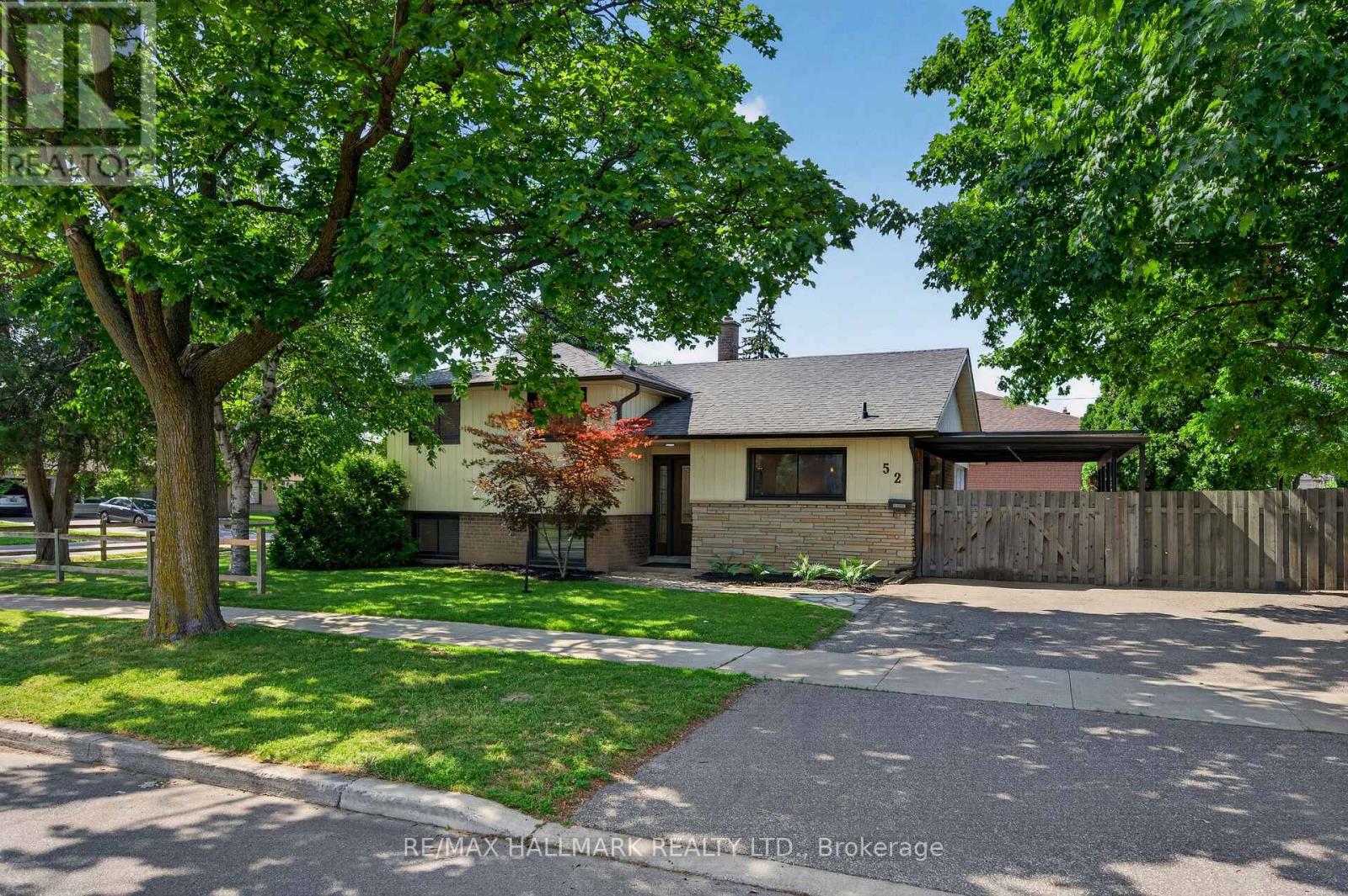 <div class="slider-price">$949,000</div><p>52 Clement Road, Toronto, Ontario</p>