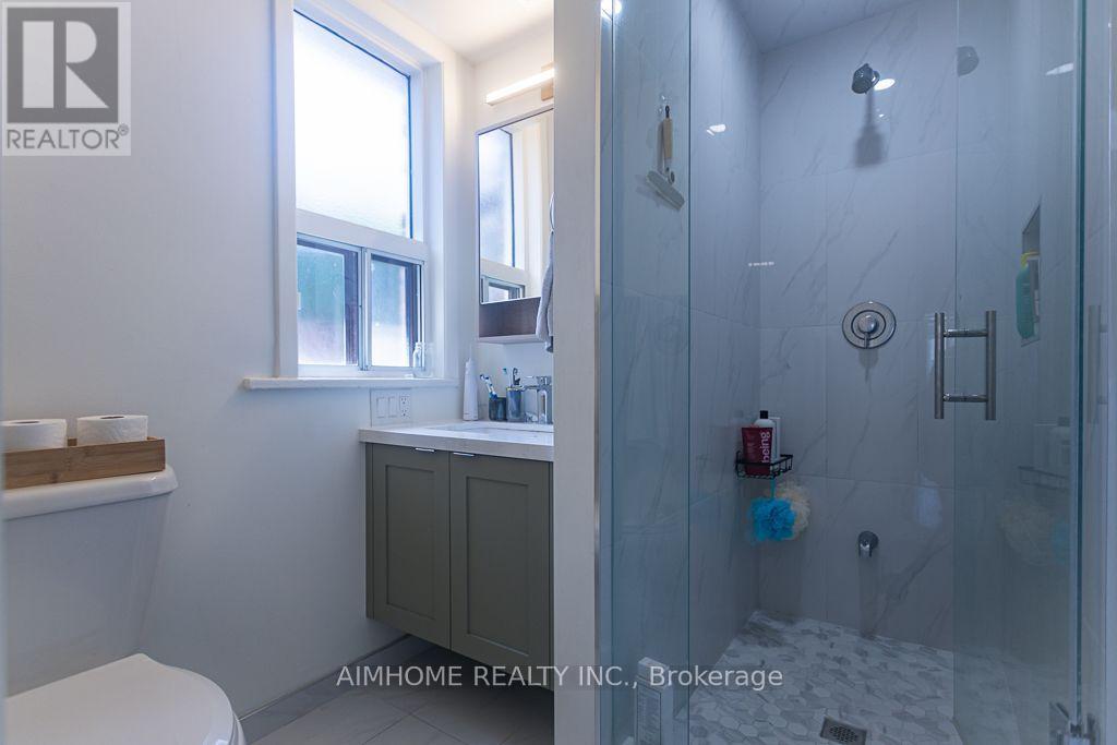 6 Macklem Avenue, Toronto, Ontario  M6J 3M2 - Photo 13 - C13544960