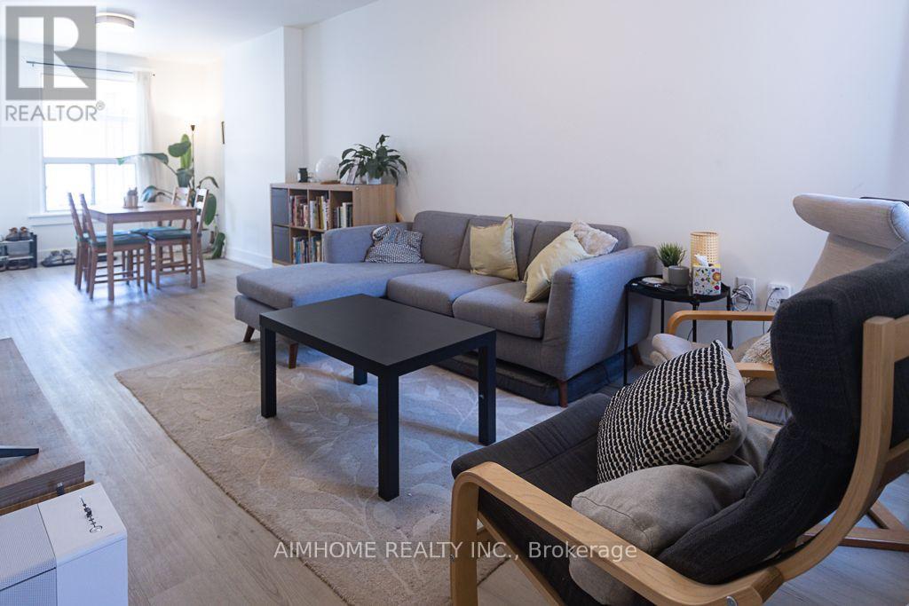 6 Macklem Avenue, Toronto, Ontario  M6J 3M2 - Photo 5 - C13544960