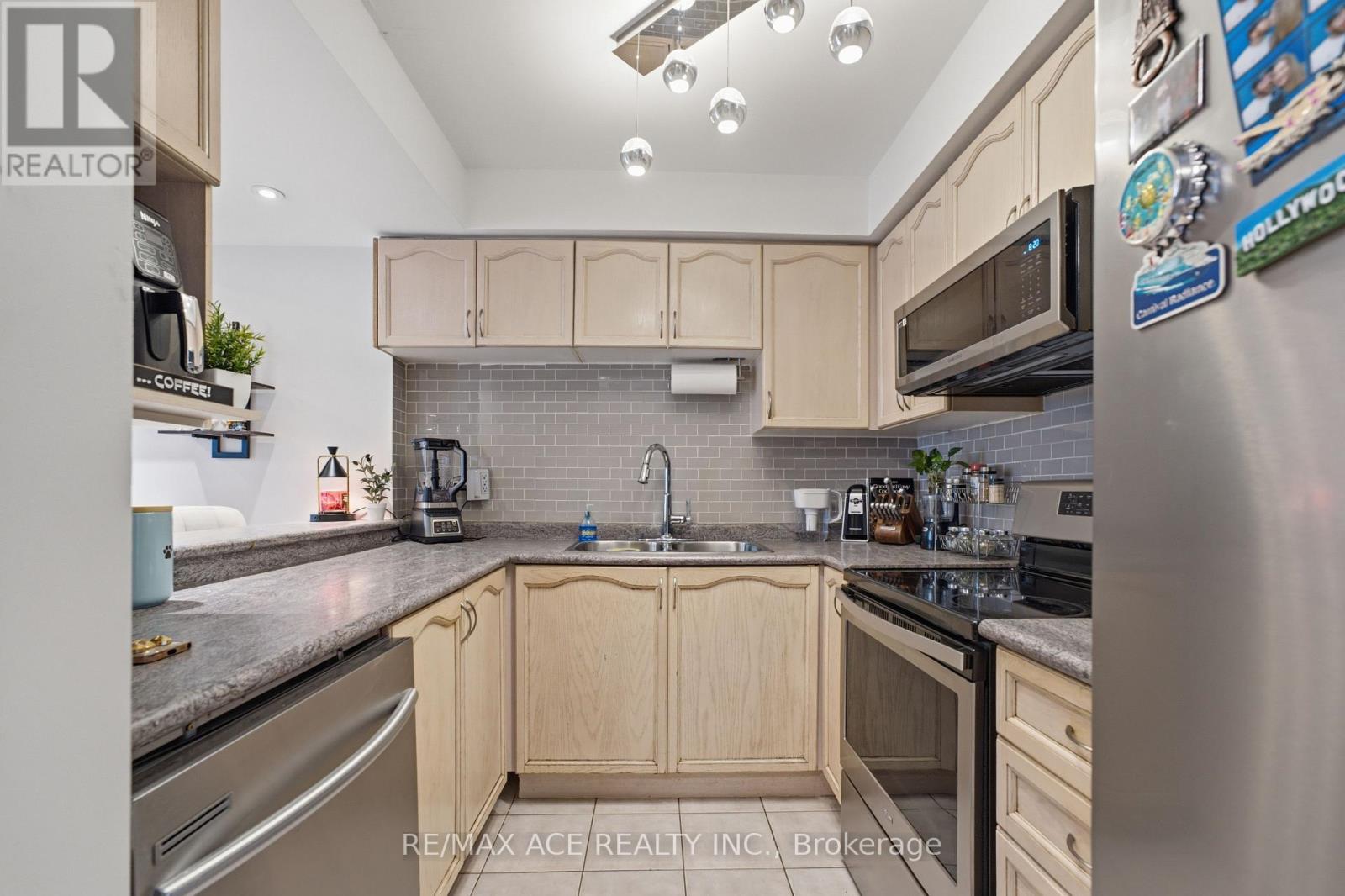 1563 Nipissing Court, Pickering, Ontario  L1V 6T9 - Photo 11 - E13545112