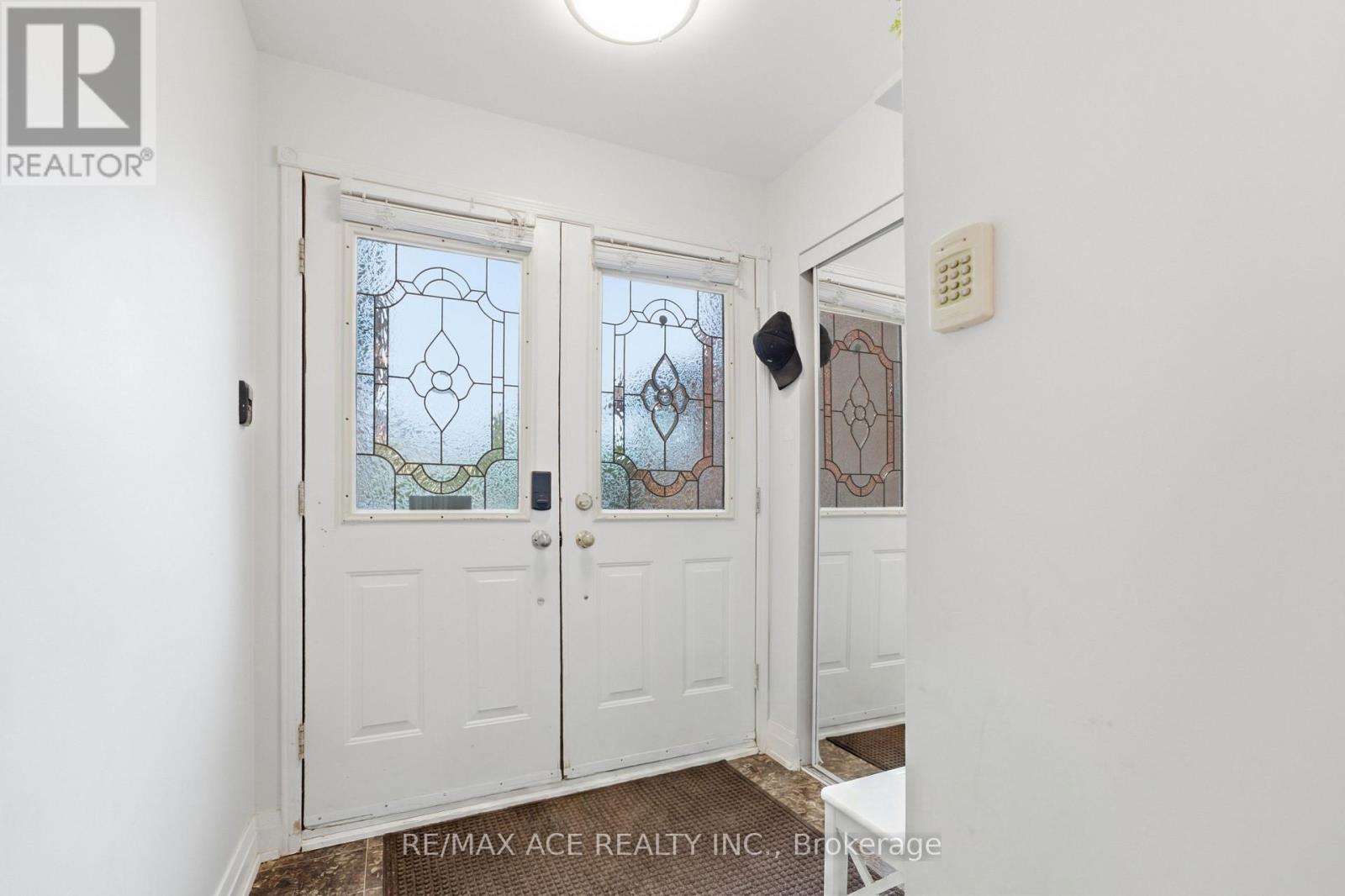1563 Nipissing Court, Pickering, Ontario  L1V 6T9 - Photo 4 - E13545112