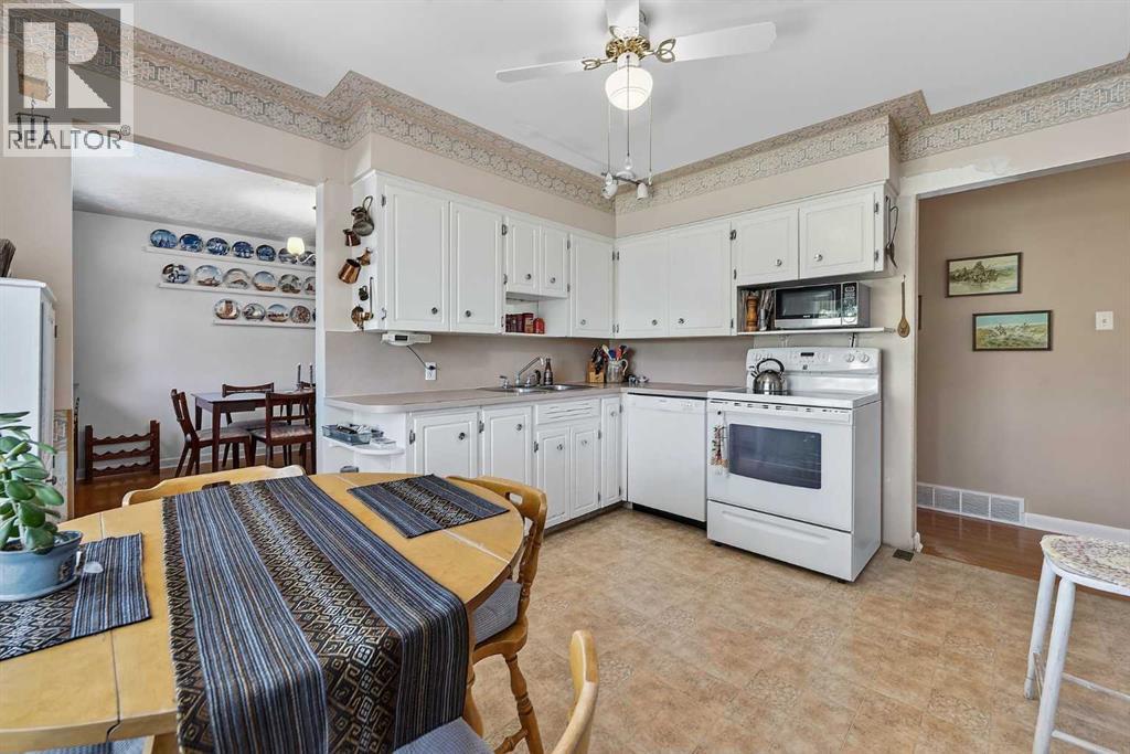 819 Thorneycroft Drive NW, Calgary, Alberta  T2K 3K5 - Photo 19 - A2325893