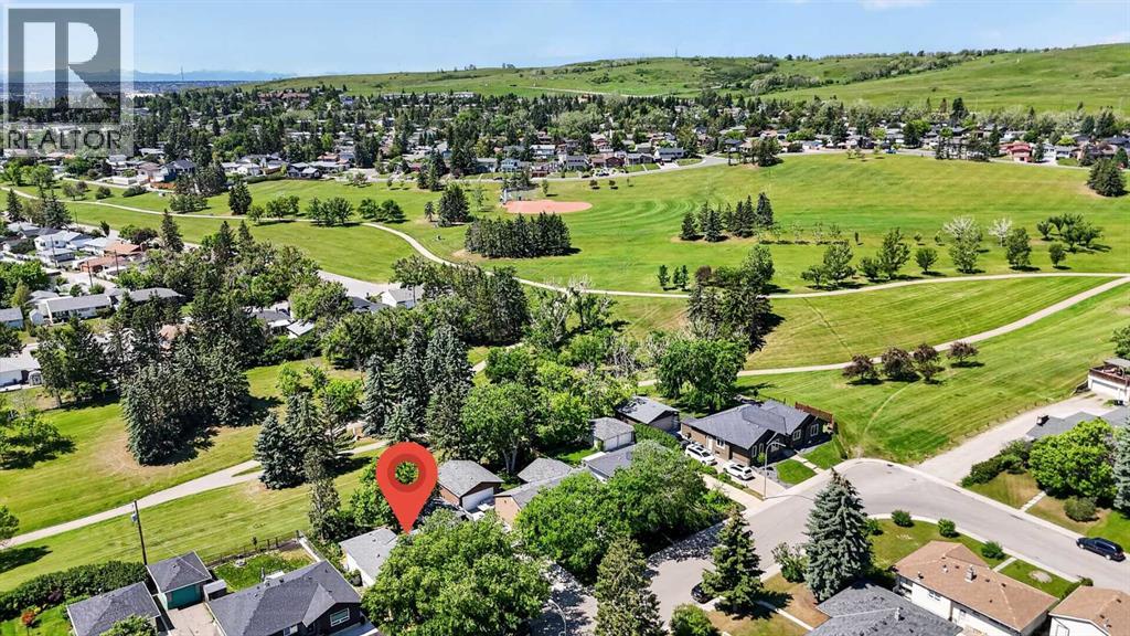819 Thorneycroft Drive NW, Calgary, Alberta  T2K 3K5 - Photo 3 - A2325893