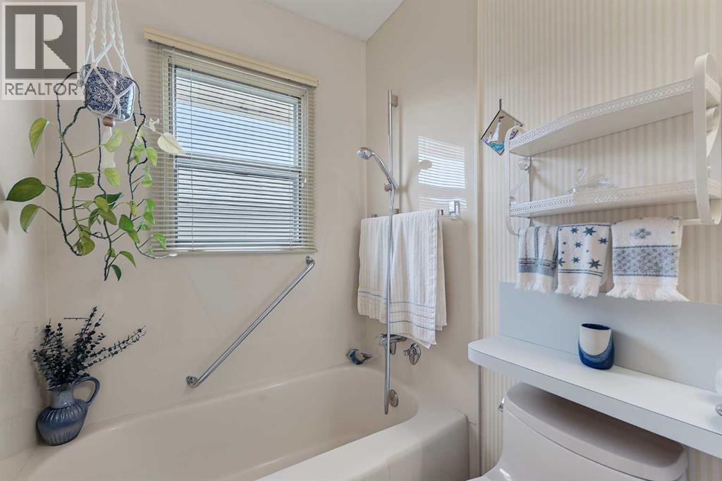 819 Thorneycroft Drive NW, Calgary, Alberta  T2K 3K5 - Photo 26 - A2325893