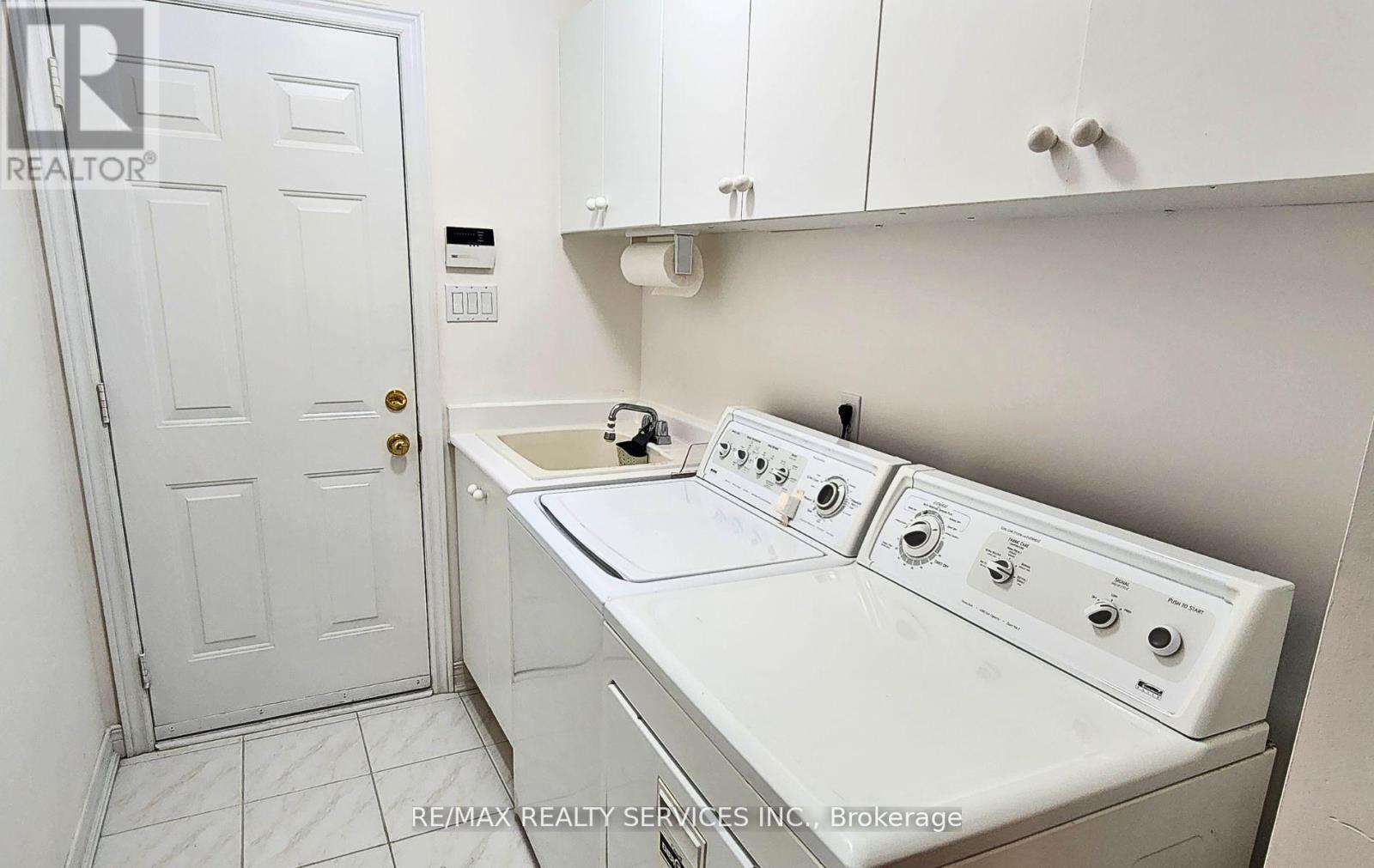 Bsmt - 387 Rocca Court, Mississauga, Ontario L5W 1V1 - Photo 11 - W13544976