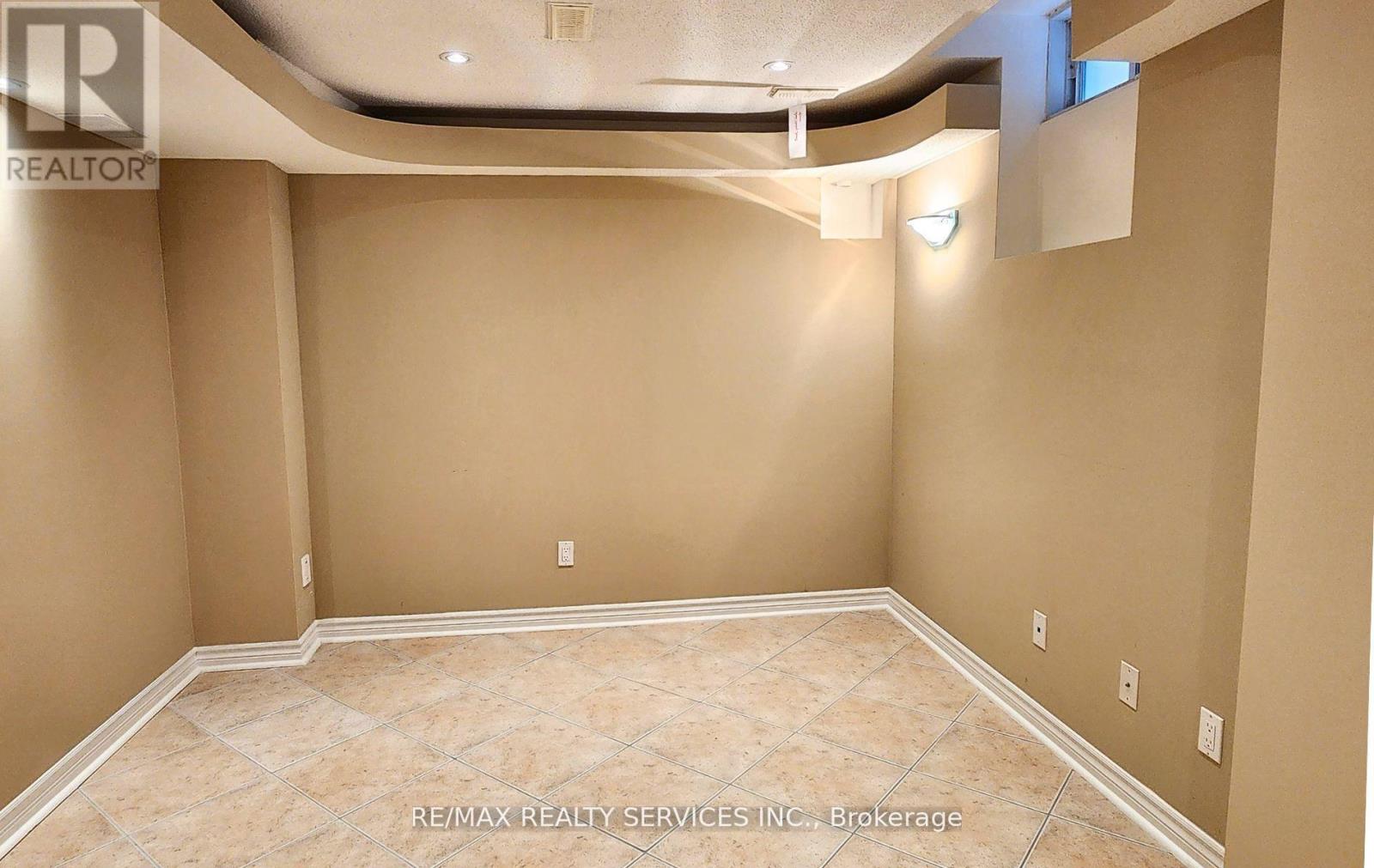 Bsmt - 387 Rocca Court, Mississauga, Ontario L5W 1V1 - Photo 4 - W13544976