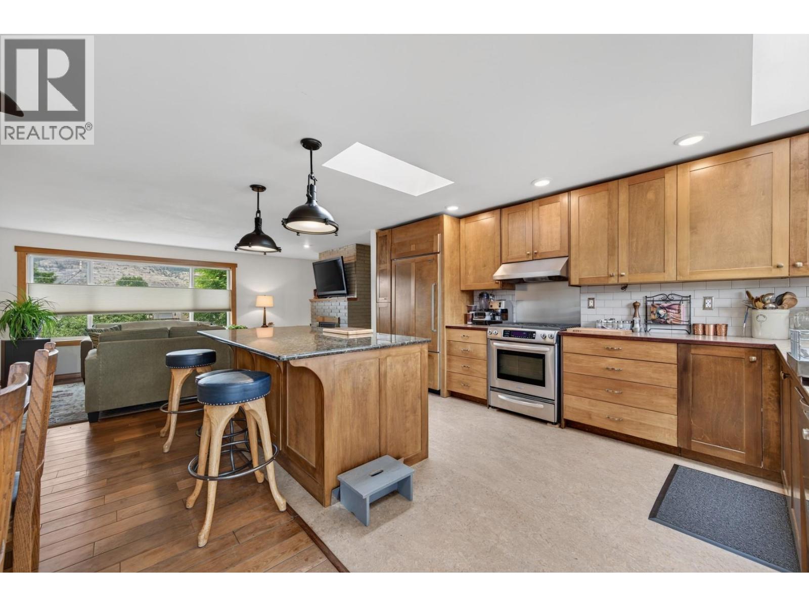 2270 Young Avenue — photo 3