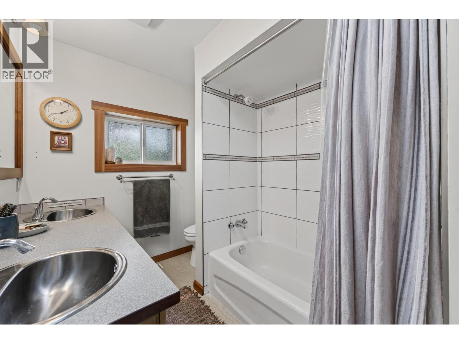 2270 Young Avenue — photo 14