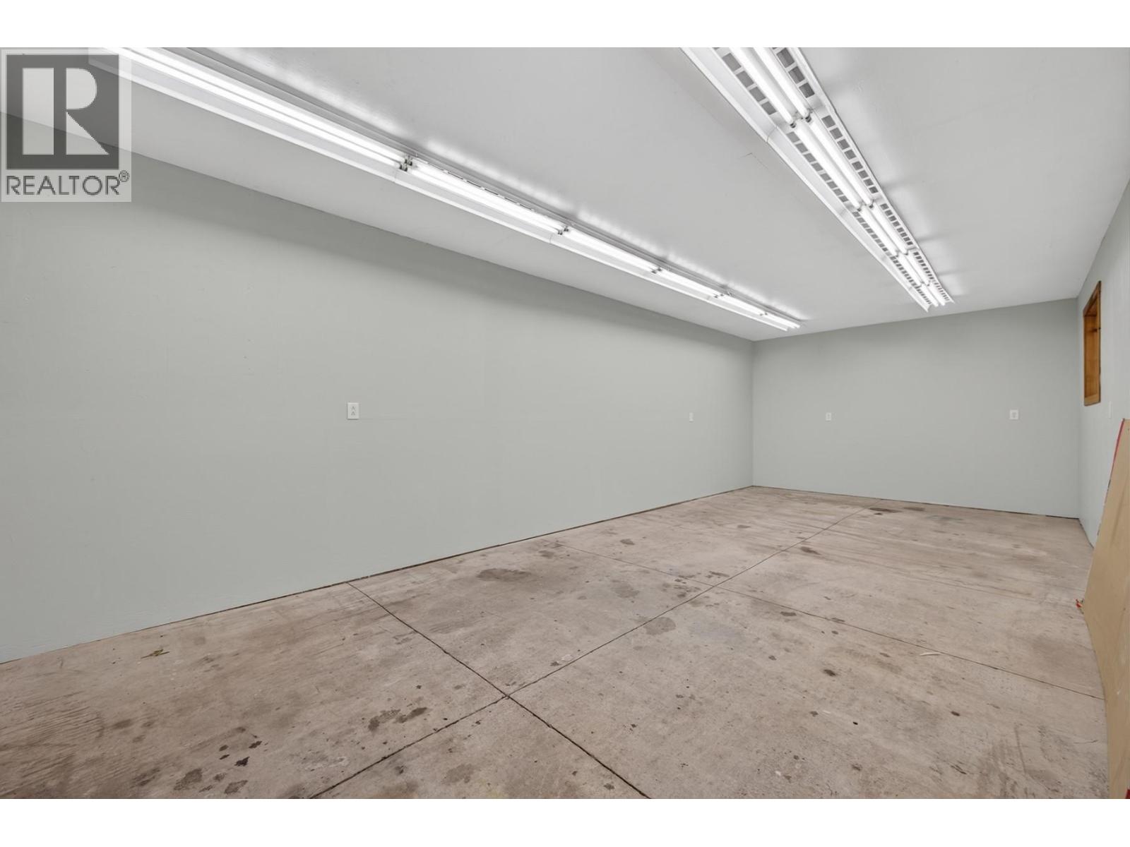 2270 Young Avenue — photo 38
