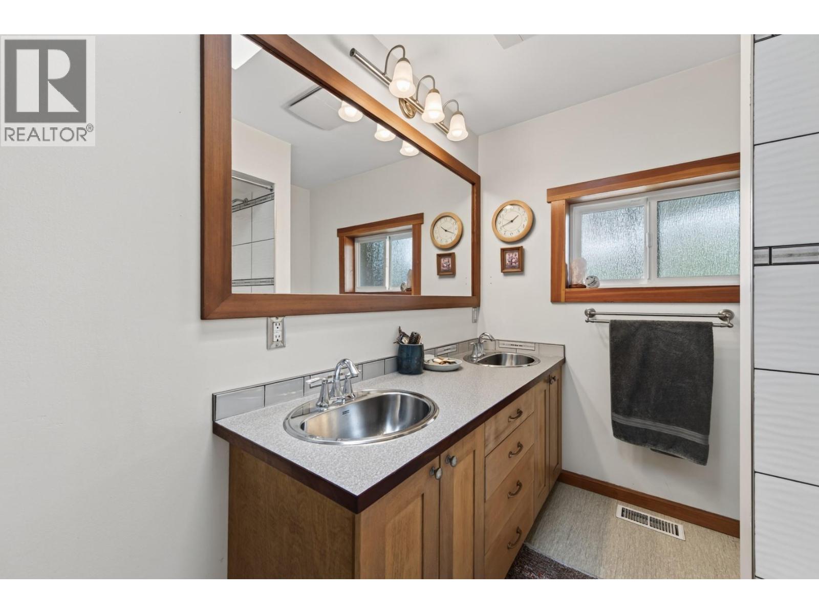 2270 Young Avenue — photo 13