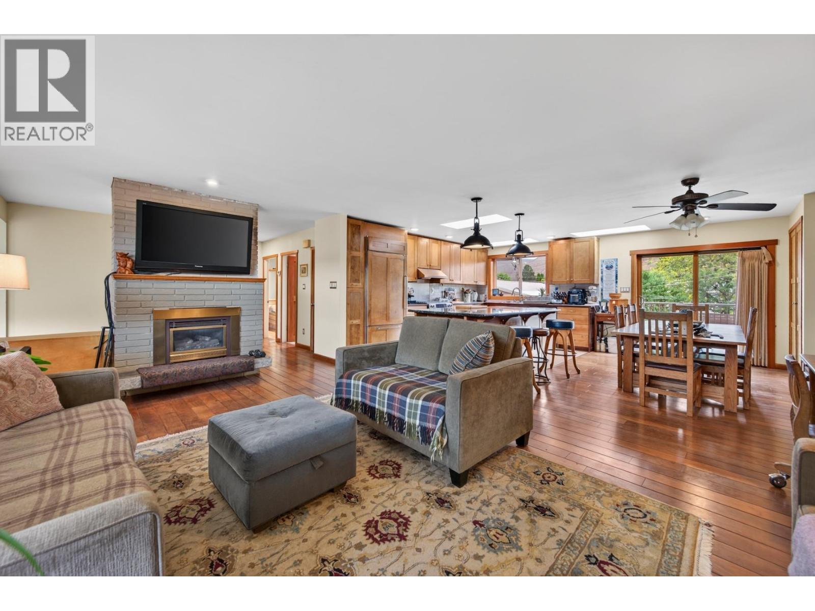 2270 Young Avenue — photo 4