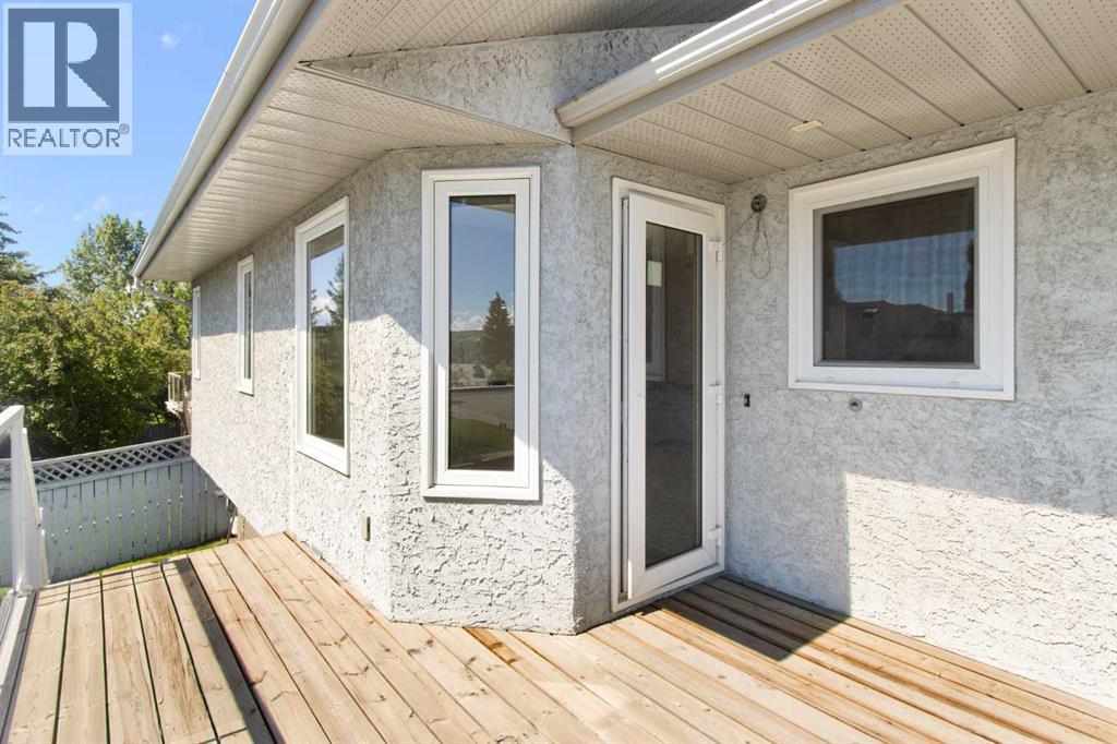 18 West Park Place, Cochrane, Alberta  T4C 1J7 - Photo 32 - A2326015