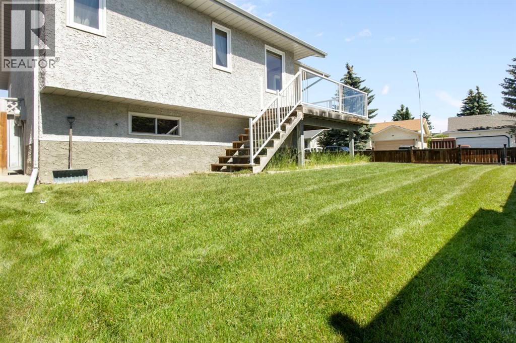 18 West Park Place, Cochrane, Alberta  T4C 1J7 - Photo 34 - A2326015