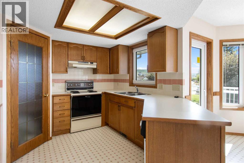 18 West Park Place, Cochrane, Alberta  T4C 1J7 - Photo 8 - A2326015