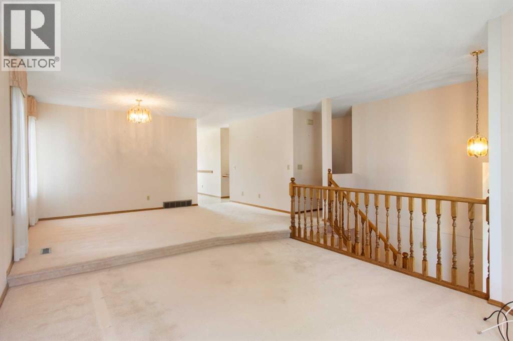 18 West Park Place, Cochrane, Alberta  T4C 1J7 - Photo 4 - A2326015