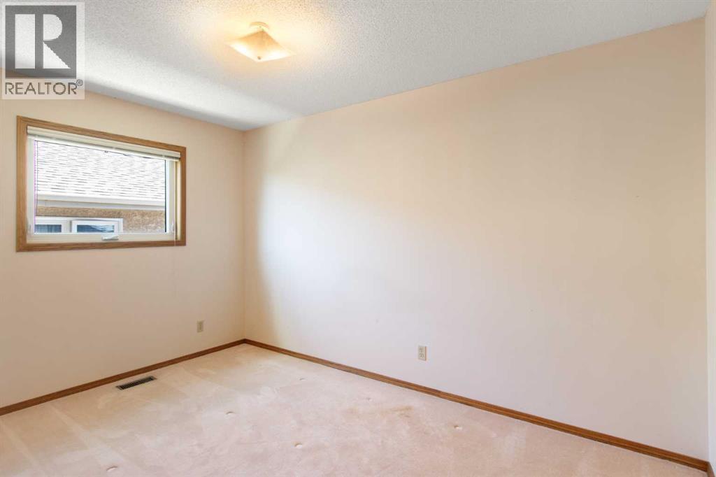 18 West Park Place, Cochrane, Alberta  T4C 1J7 - Photo 15 - A2326015