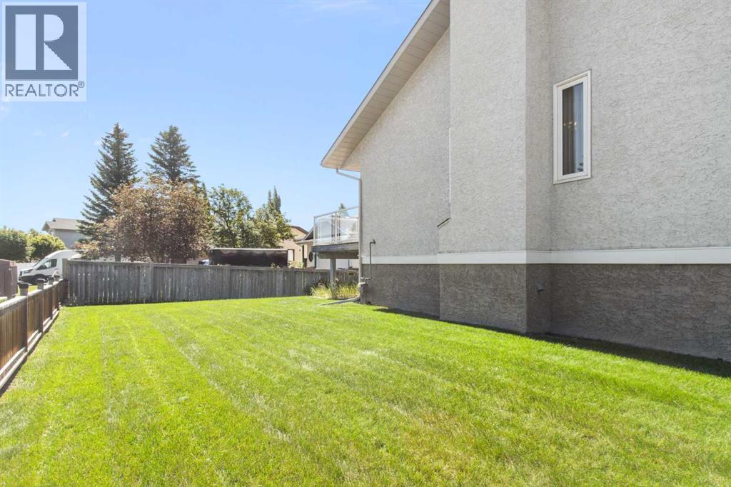 18 West Park Place, Cochrane, Alberta  T4C 1J7 - Photo 35 - A2326015