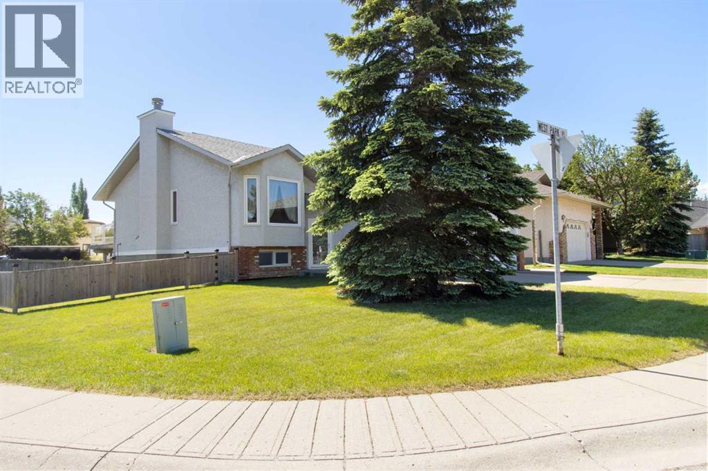 18 West Park Place, Cochrane, Alberta  T4C 1J7 - Photo 2 - A2326015