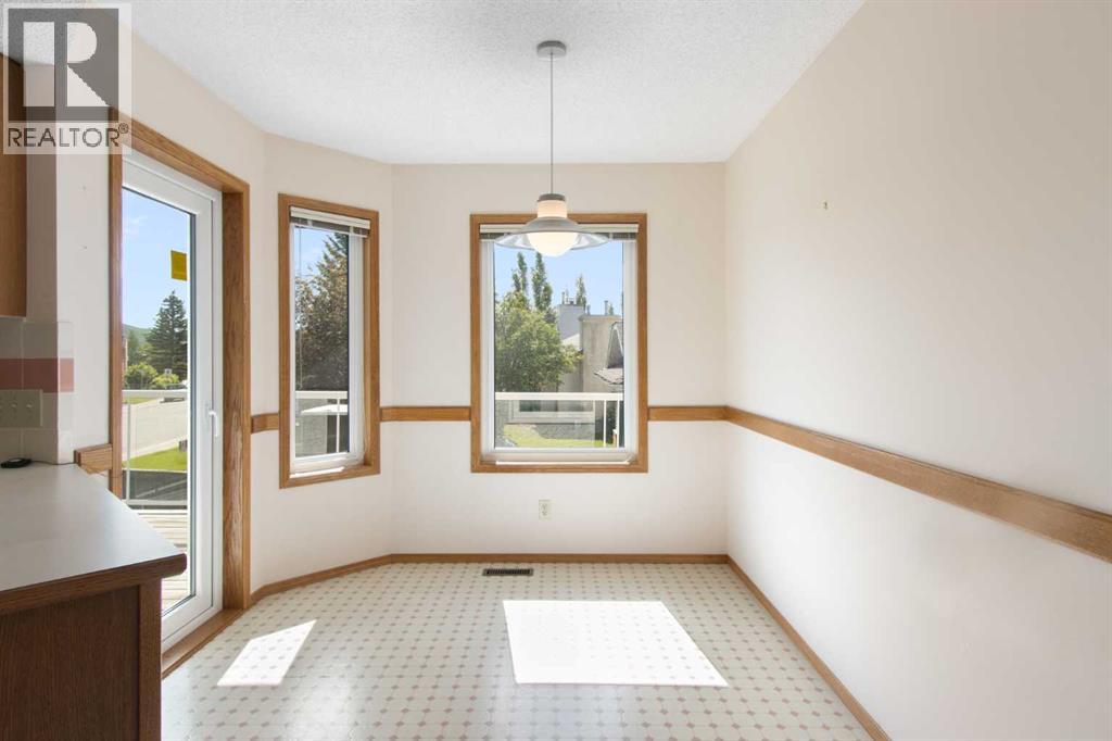 18 West Park Place, Cochrane, Alberta  T4C 1J7 - Photo 6 - A2326015