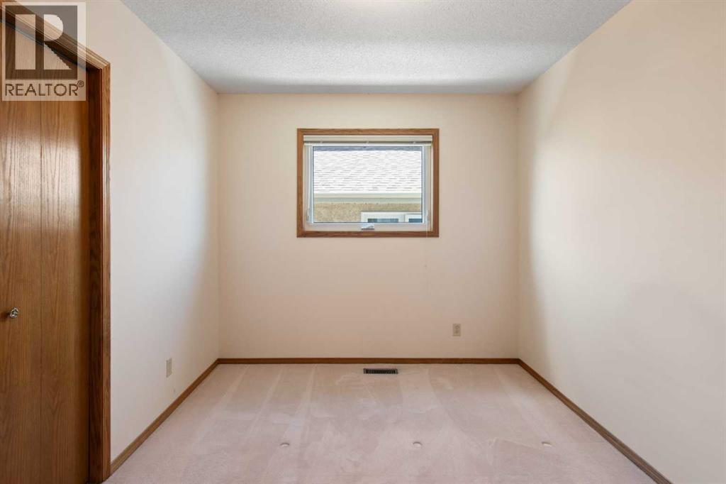 18 West Park Place, Cochrane, Alberta  T4C 1J7 - Photo 13 - A2326015
