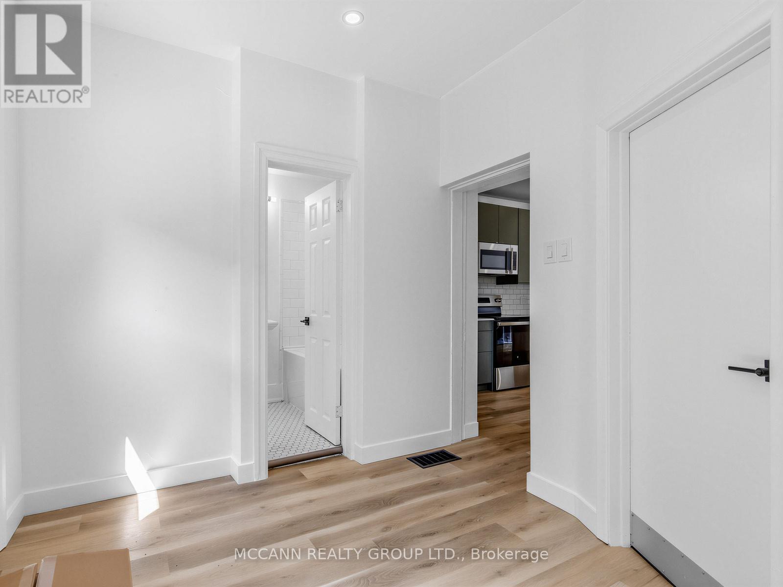 Main - 5 Clinton Place, Toronto, Ontario  M6G 1J8 - Photo 14 - C13545962