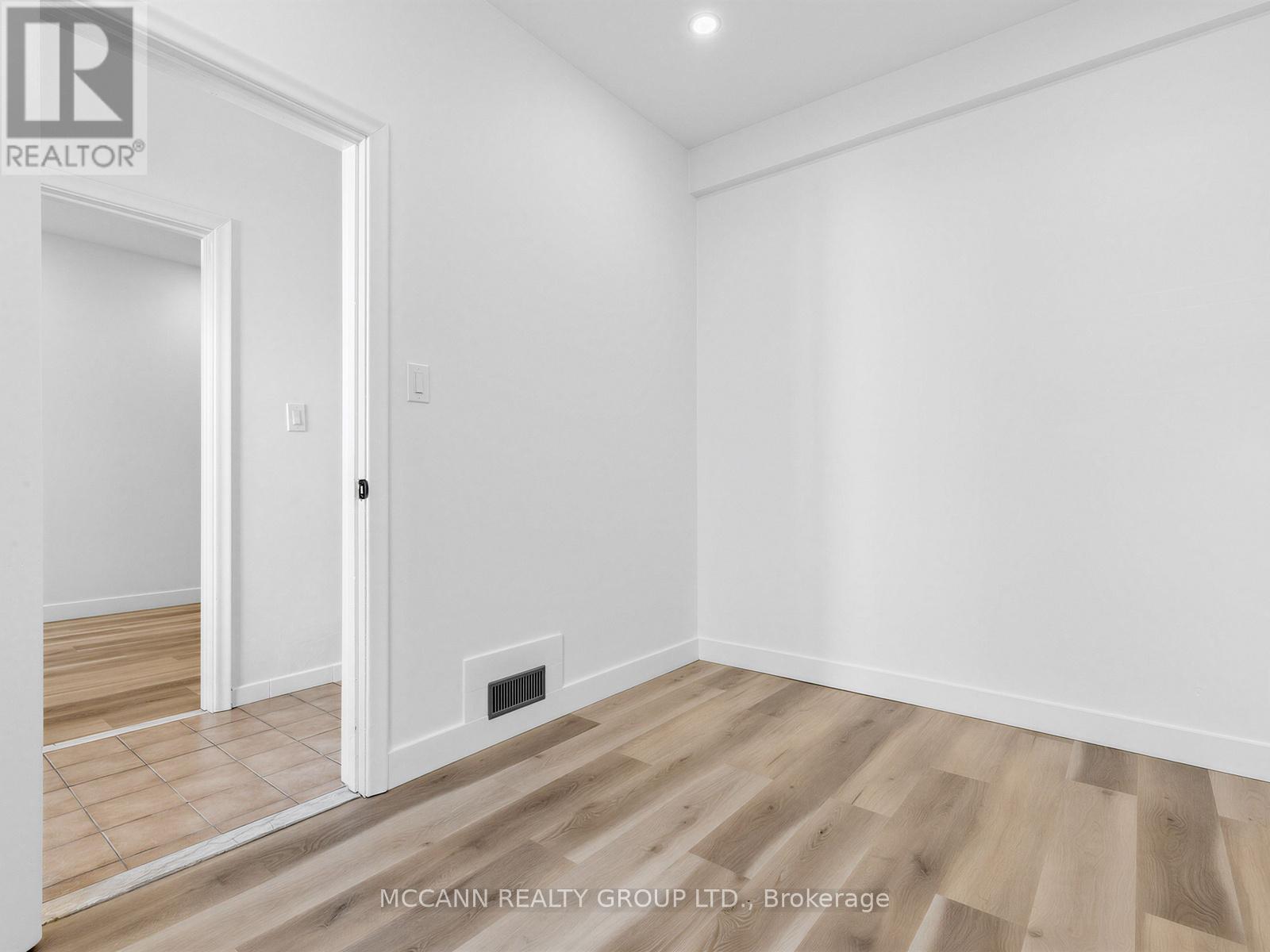 Main - 5 Clinton Place, Toronto, Ontario  M6G 1J8 - Photo 3 - C13545962