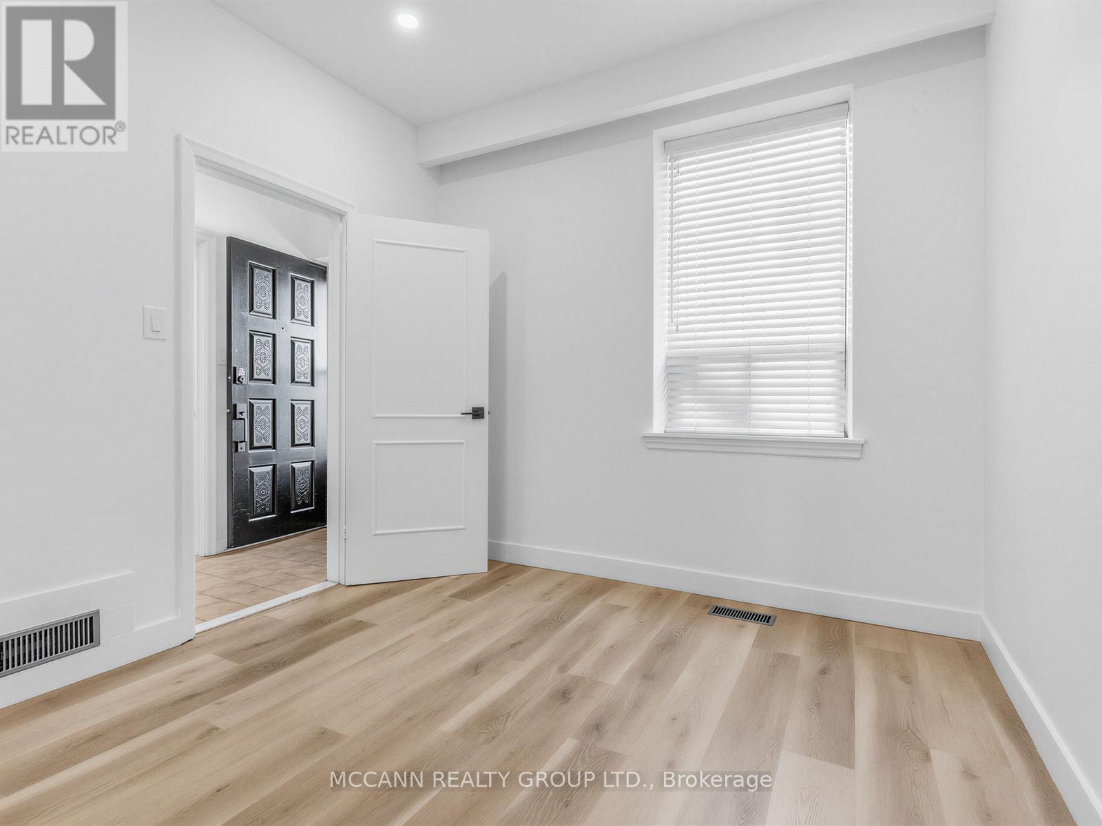 Main - 5 Clinton Place, Toronto, Ontario  M6G 1J8 - Photo 4 - C13545962