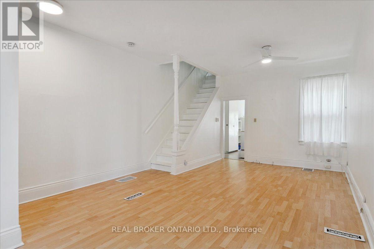 162 Jones Avenue, Toronto, Ontario M4M 3A3 - Photo 11 - E13546018