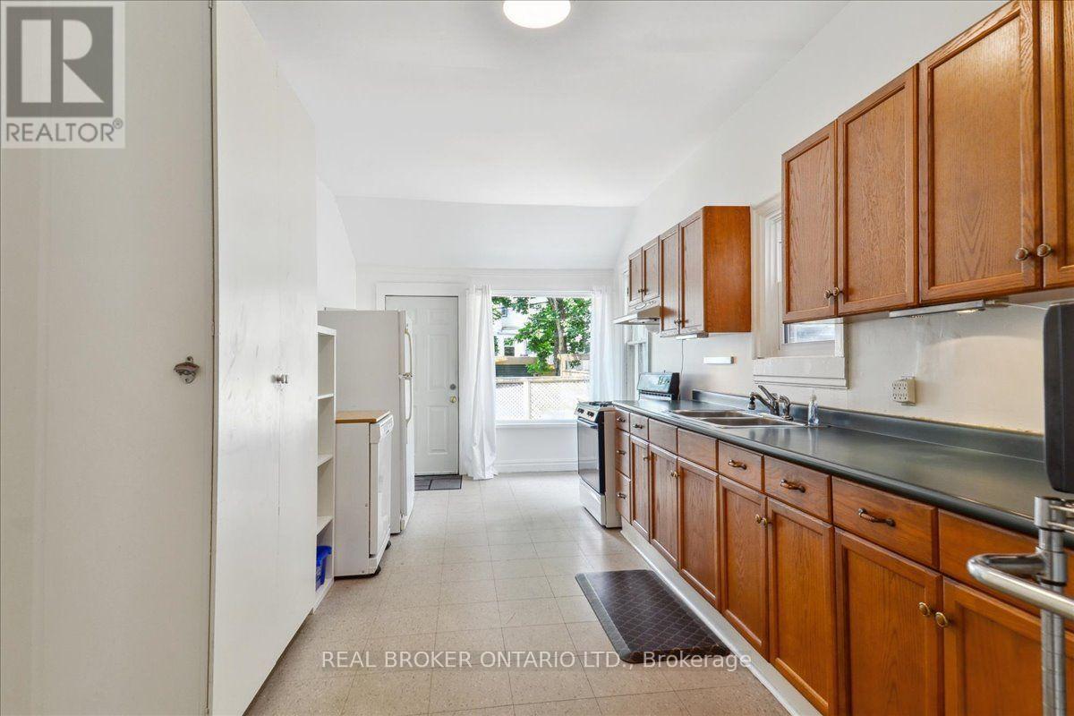 162 Jones Avenue, Toronto, Ontario M4M 3A3 - Photo 14 - E13546018