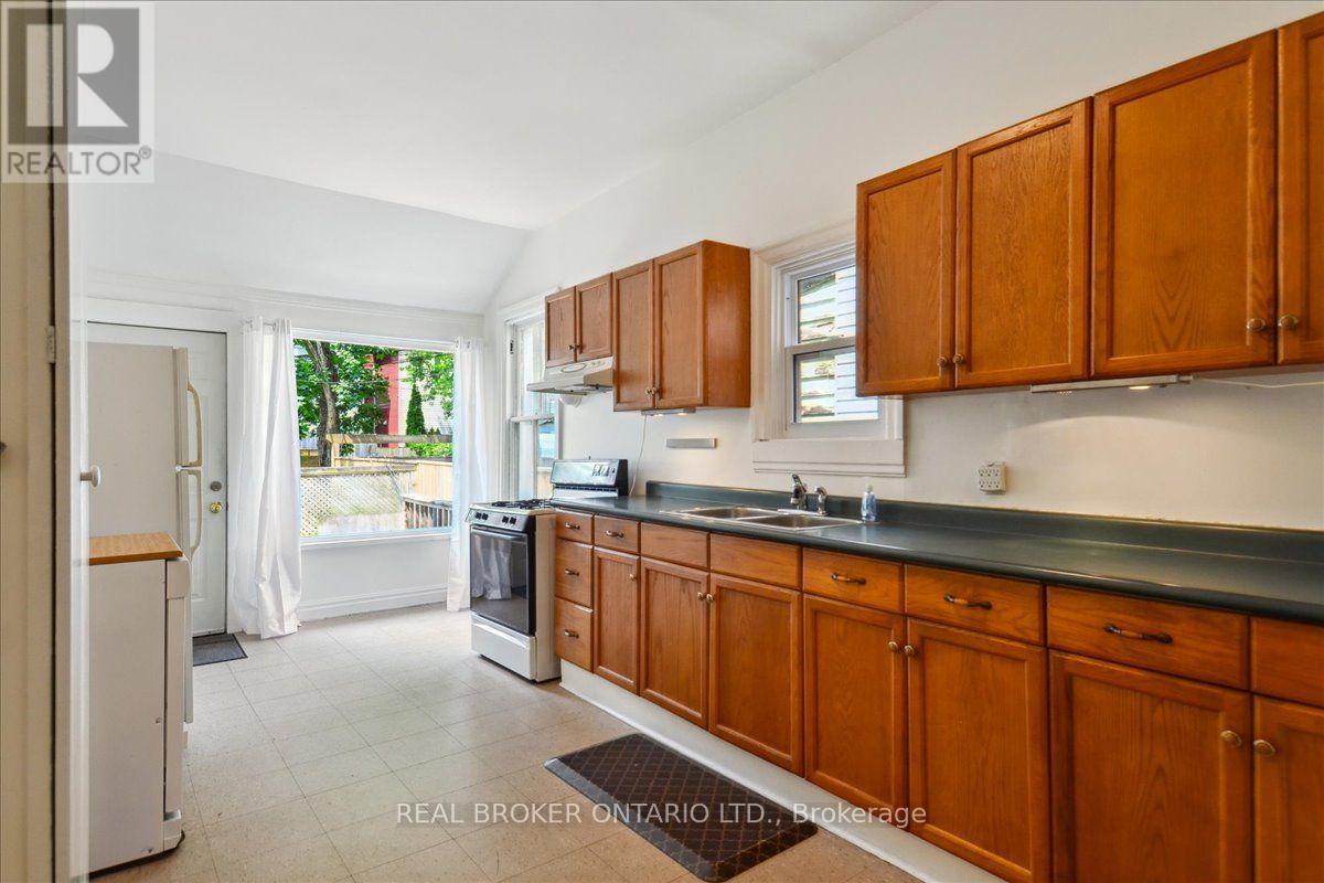162 Jones Avenue, Toronto, Ontario M4M 3A3 - Photo 15 - E13546018