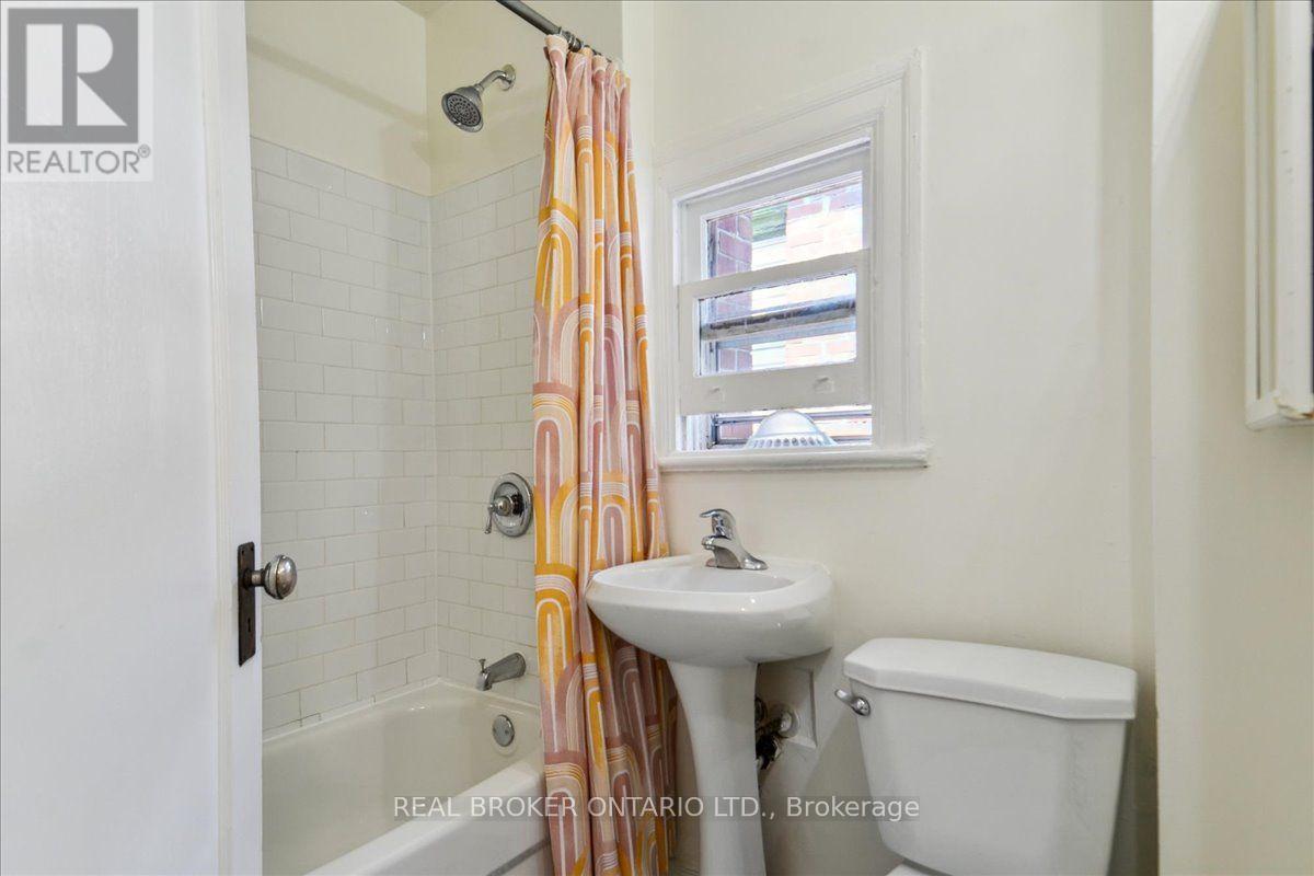 162 Jones Avenue, Toronto, Ontario M4M 3A3 - Photo 33 - E13546018