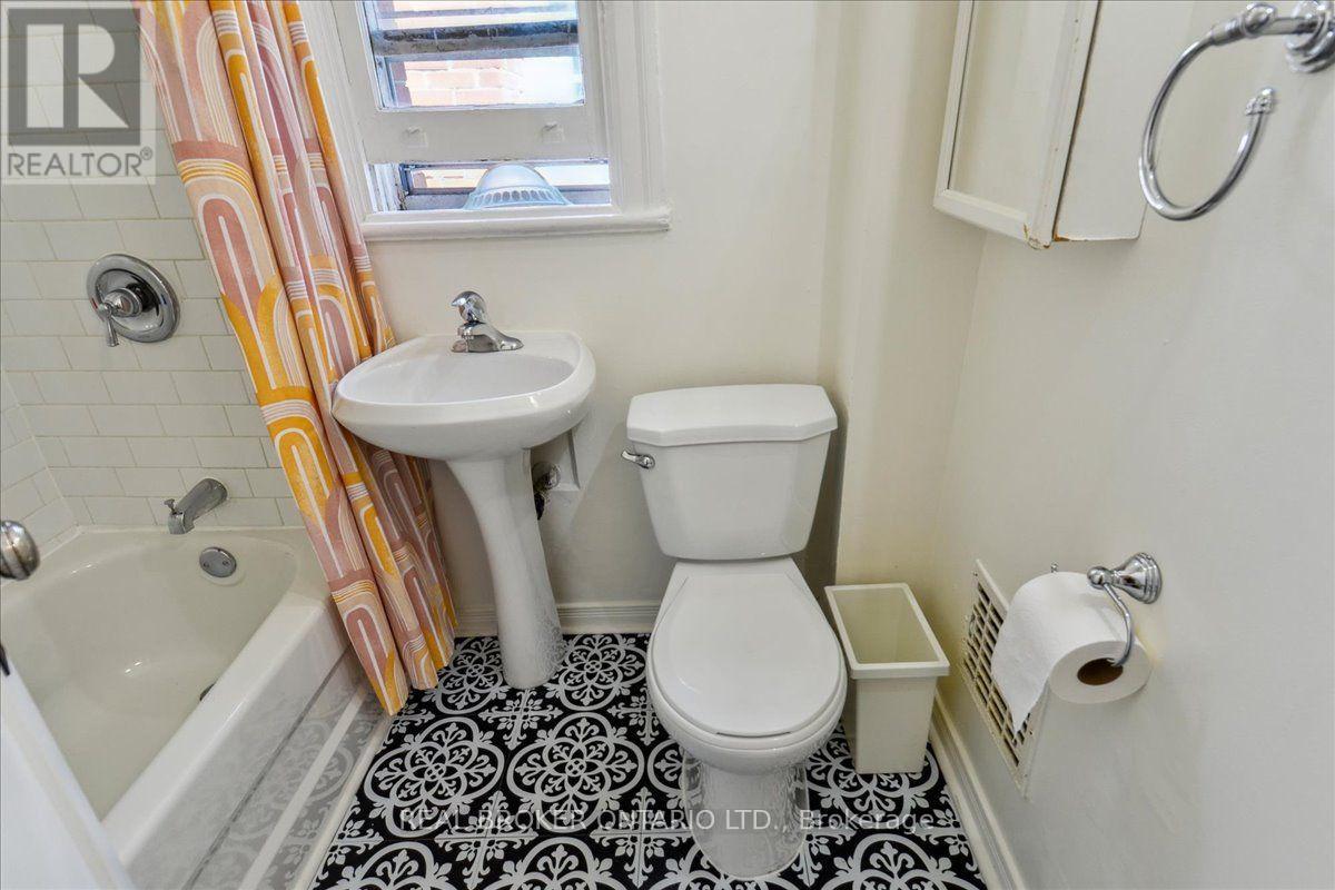 162 Jones Avenue, Toronto, Ontario M4M 3A3 - Photo 34 - E13546018