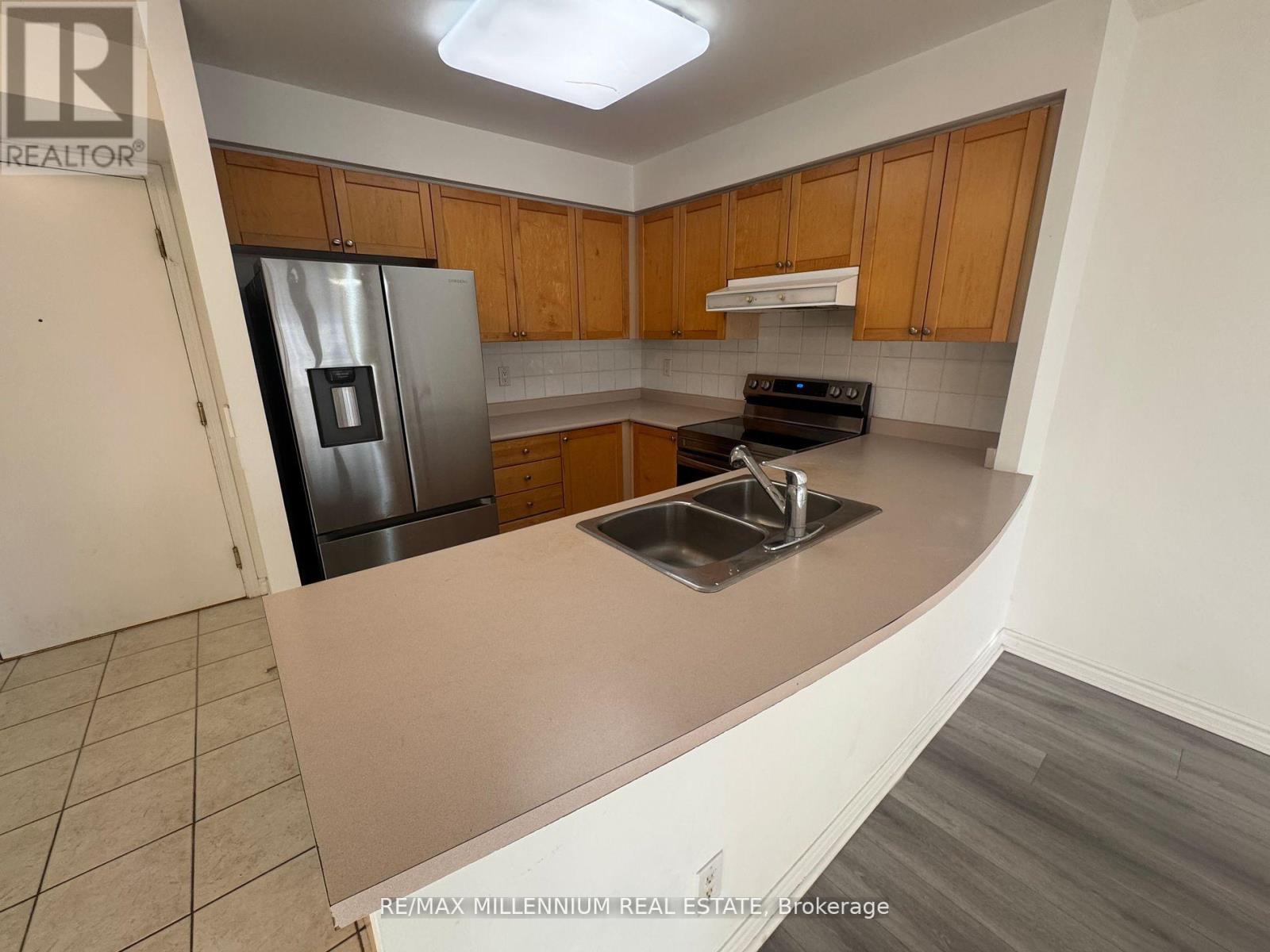 423 - 25 Kingsbridge Garden Circle, Mississauga, Ontario L5R 4B1 - Photo 10 - W13545896