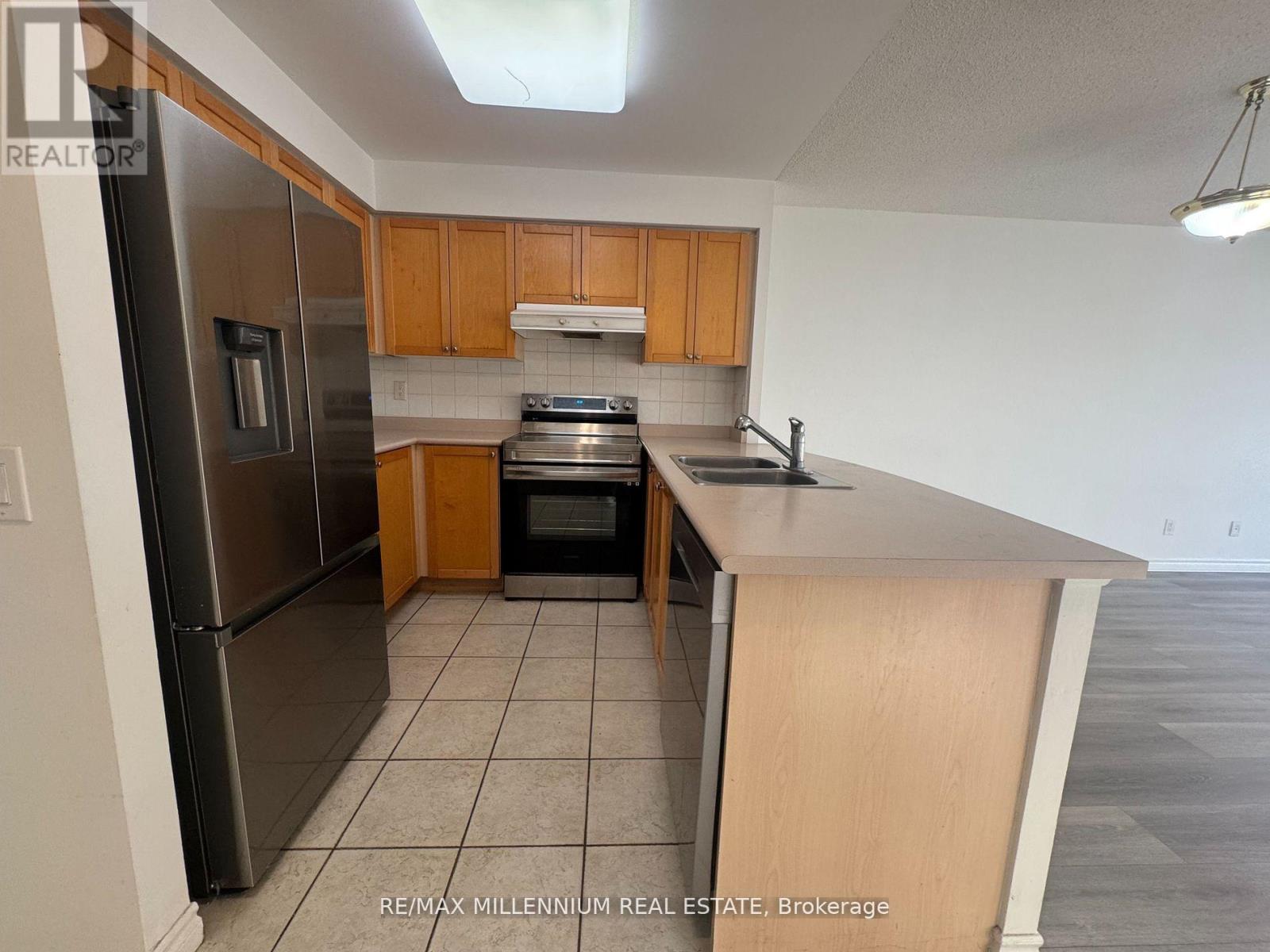 423 - 25 Kingsbridge Garden Circle, Mississauga, Ontario L5R 4B1 - Photo 4 - W13545896