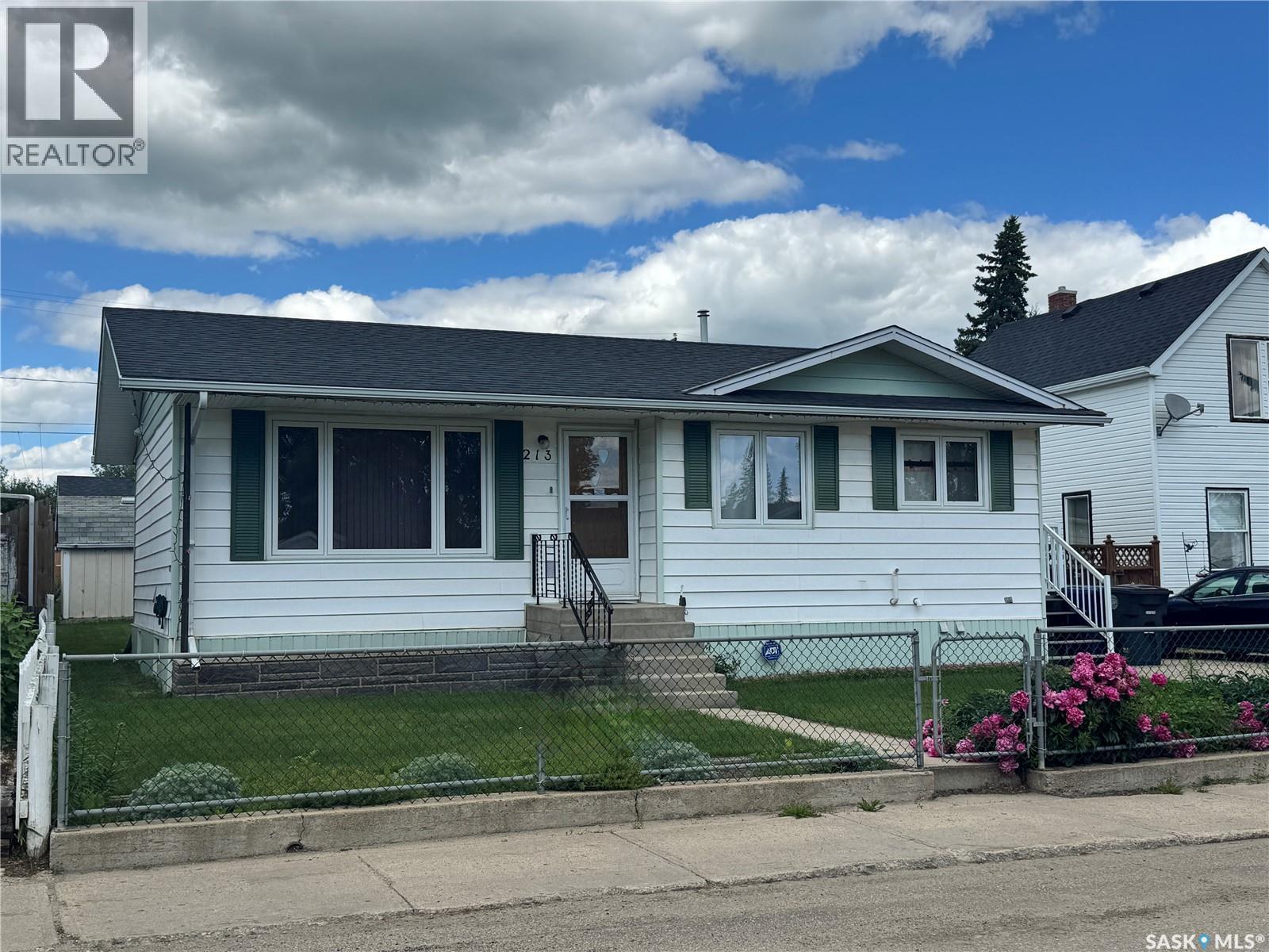213 5th Avenue E, Biggar, Saskatchewan  S0K 0M0 - Photo 2 - SK041996