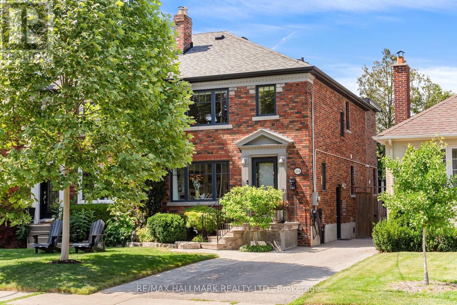 <div class="slider-price">$1,899,900</div><p>214 Divadale Drive, Toronto, Ontario</p>